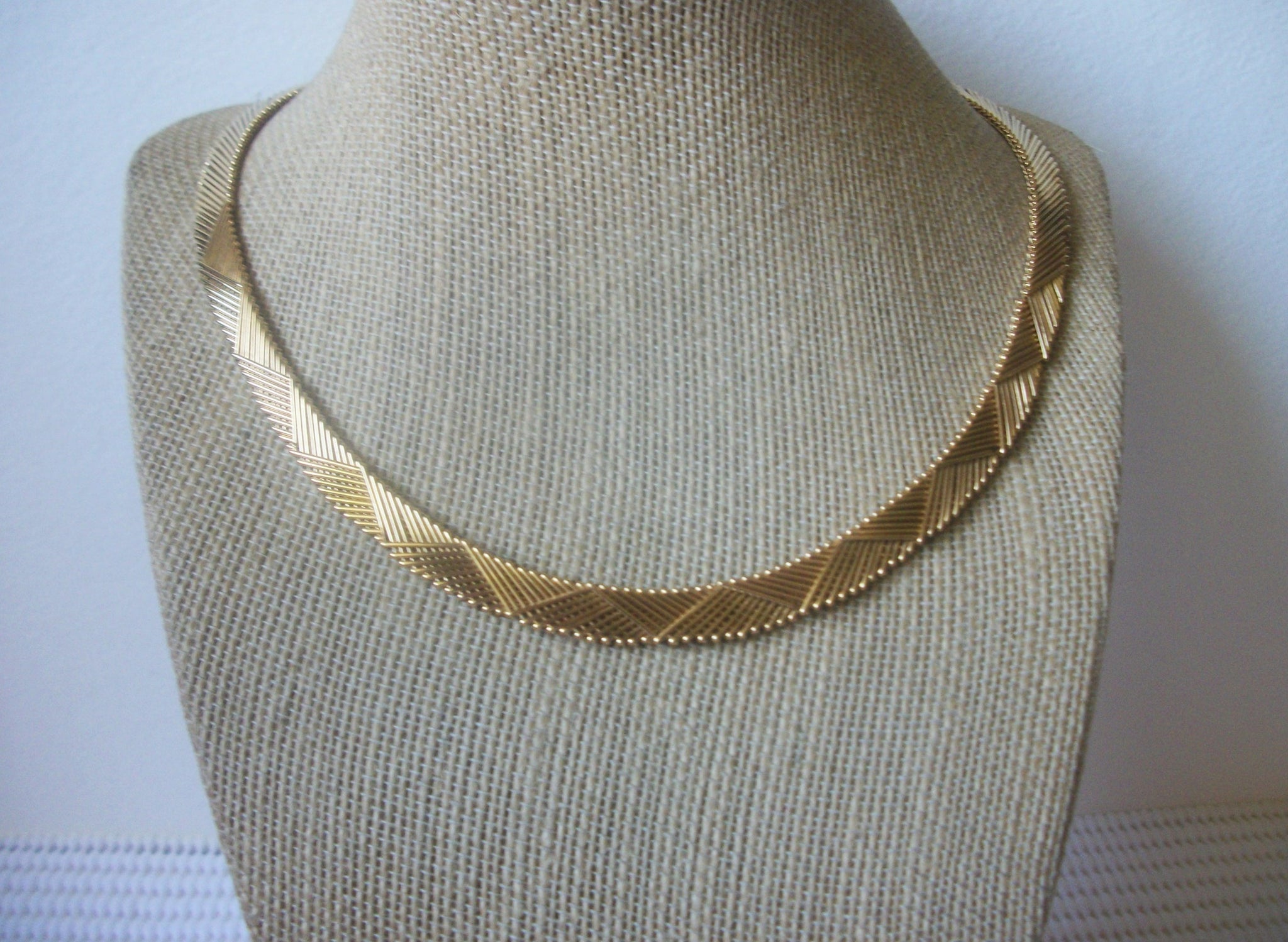 Vintage 15" Signed NAPIER Gold Toned Textured Collar Necklace 31817