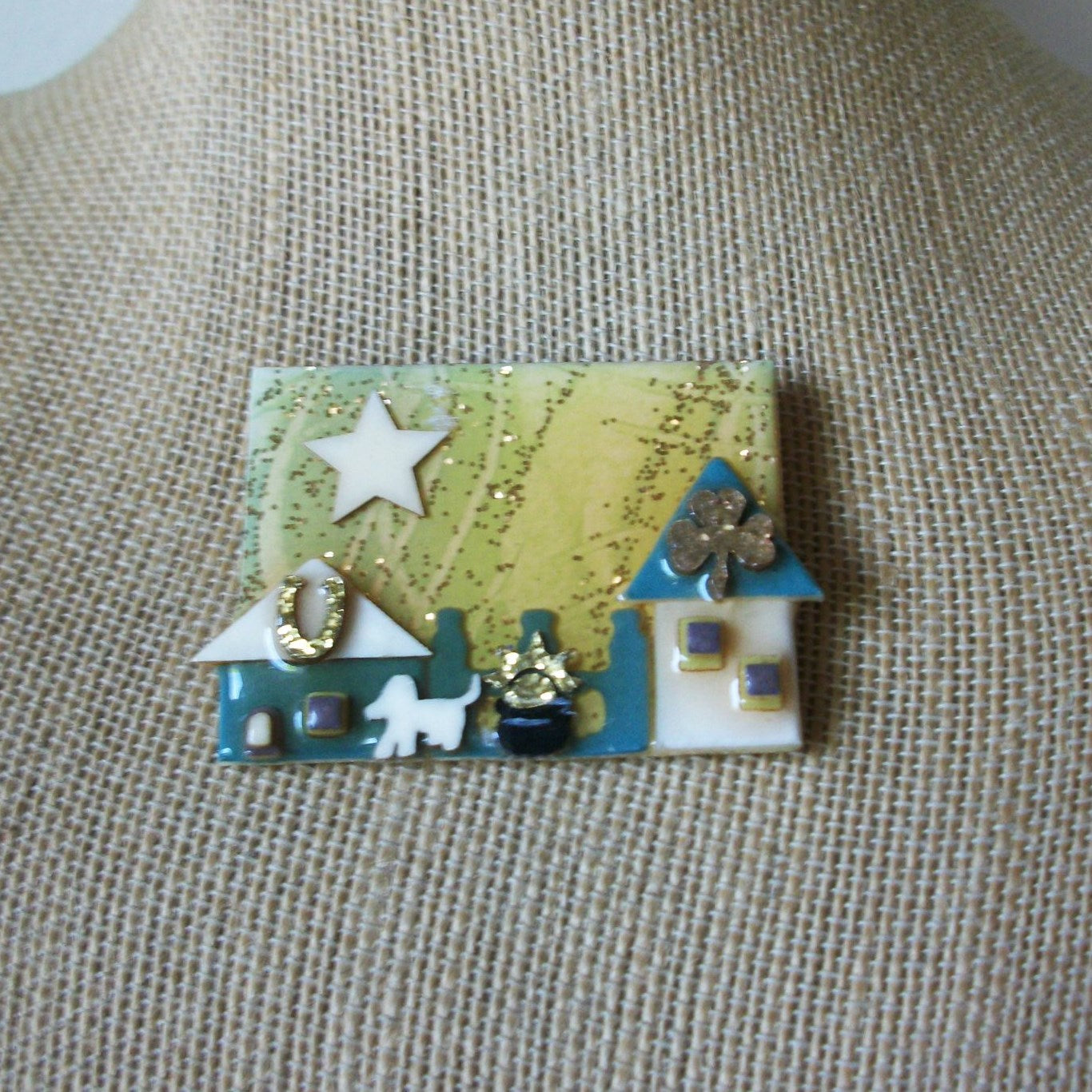Hard To Find Lucinda St Patrick`s Day House Pin Pot Of Gold Irish Clover Shamrock 61318