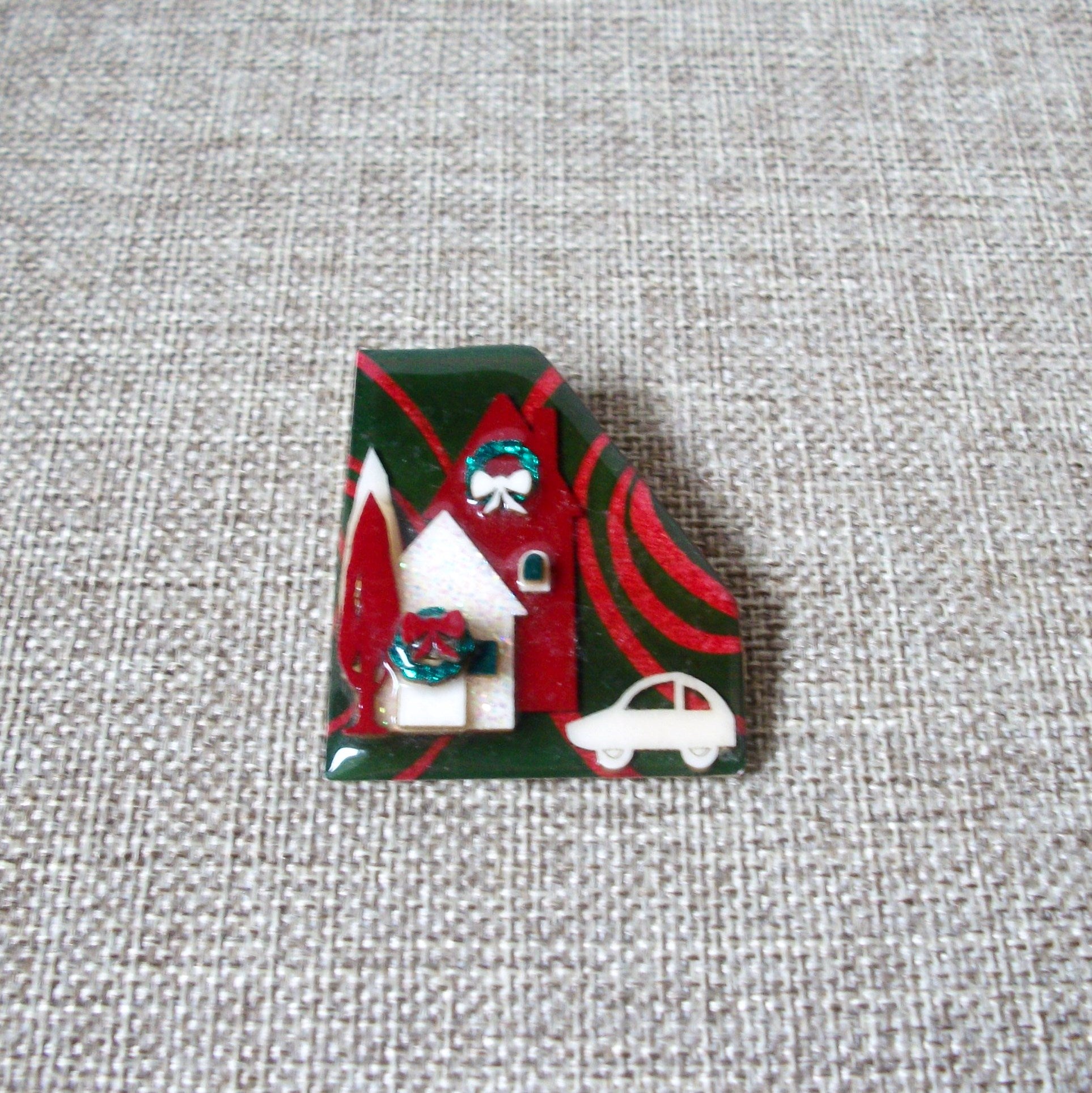 Lucinda House Pins, Romantic Christmas Festive Wreath Glitter Brooch 021321