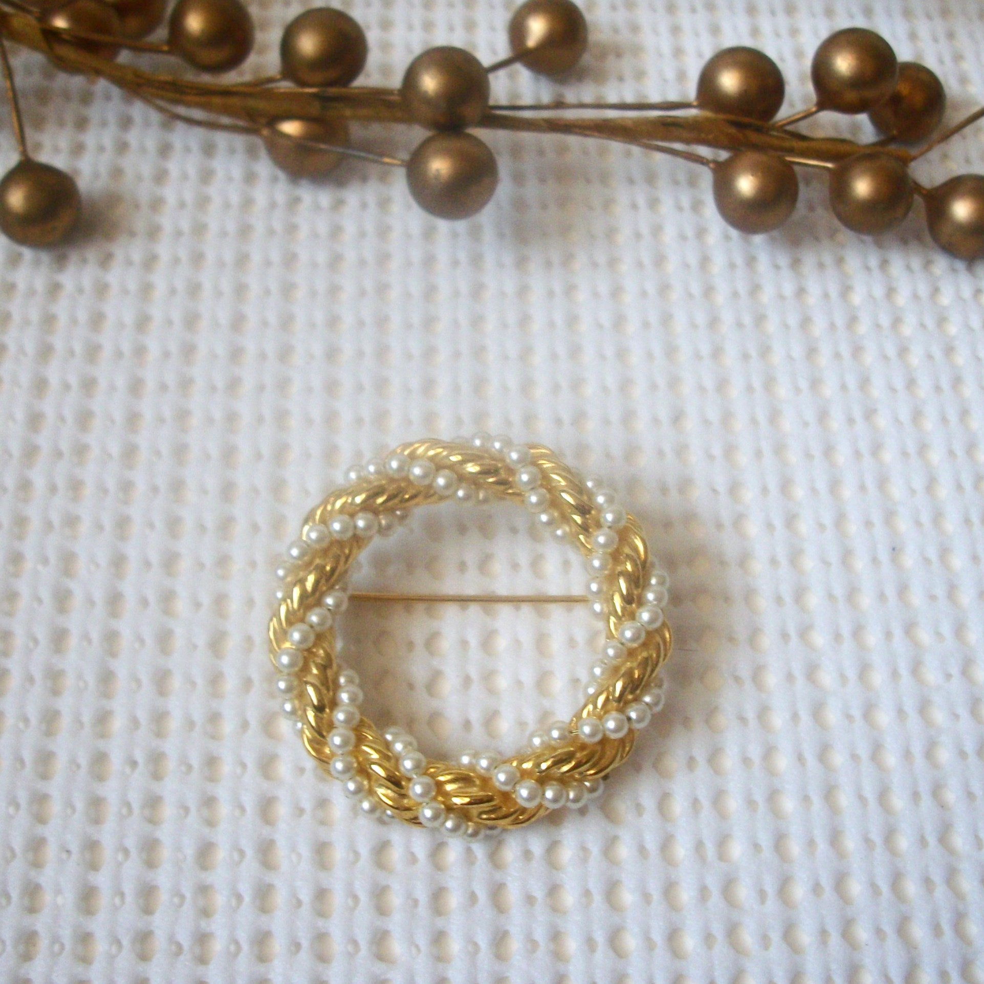 Vintage Brooch Pin Gold Toned Baroque White Faux Pearl  61717