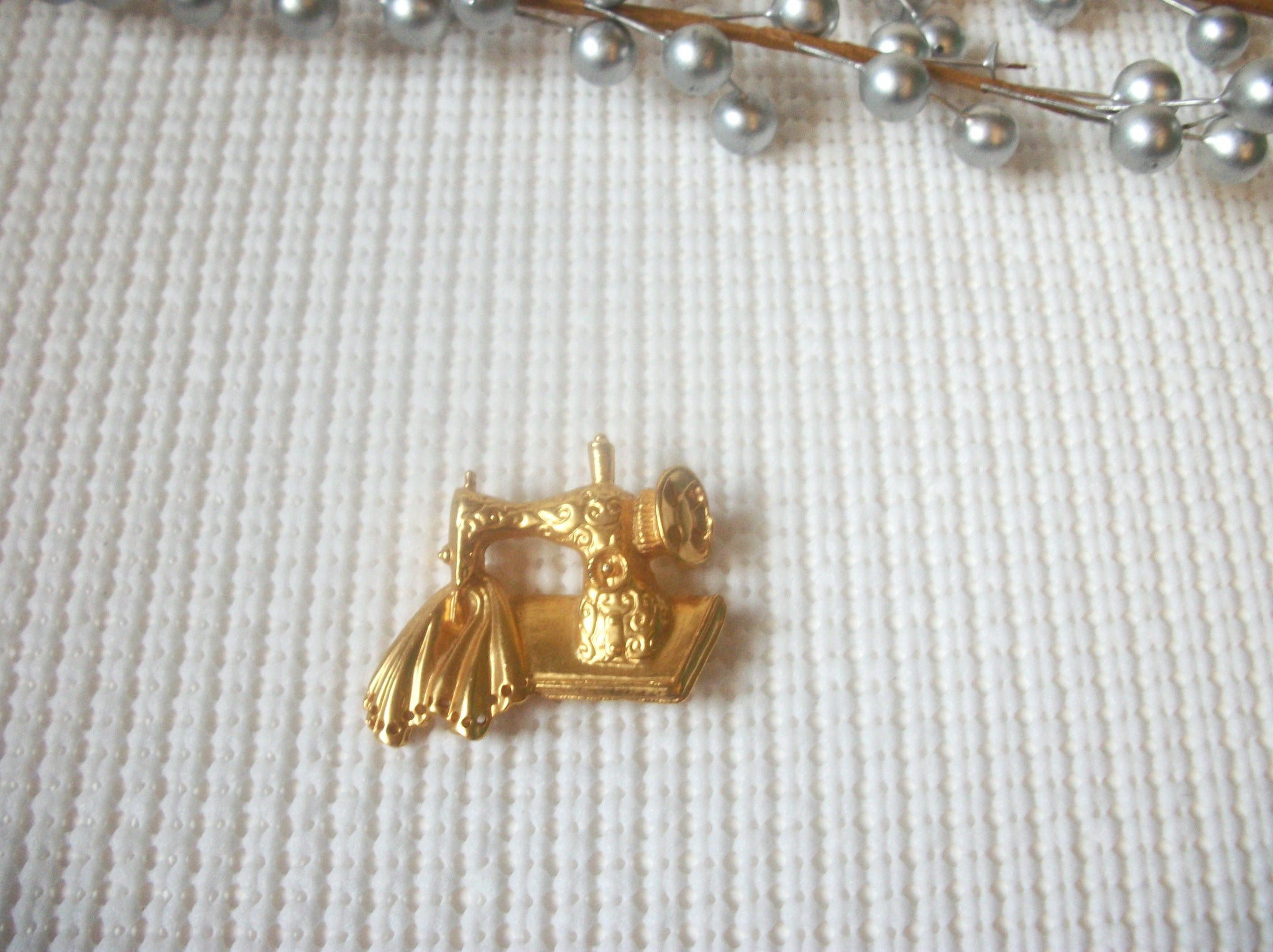 Vintage Brooch Pin, Seamstress Sewing Machine Gold Tone 121516