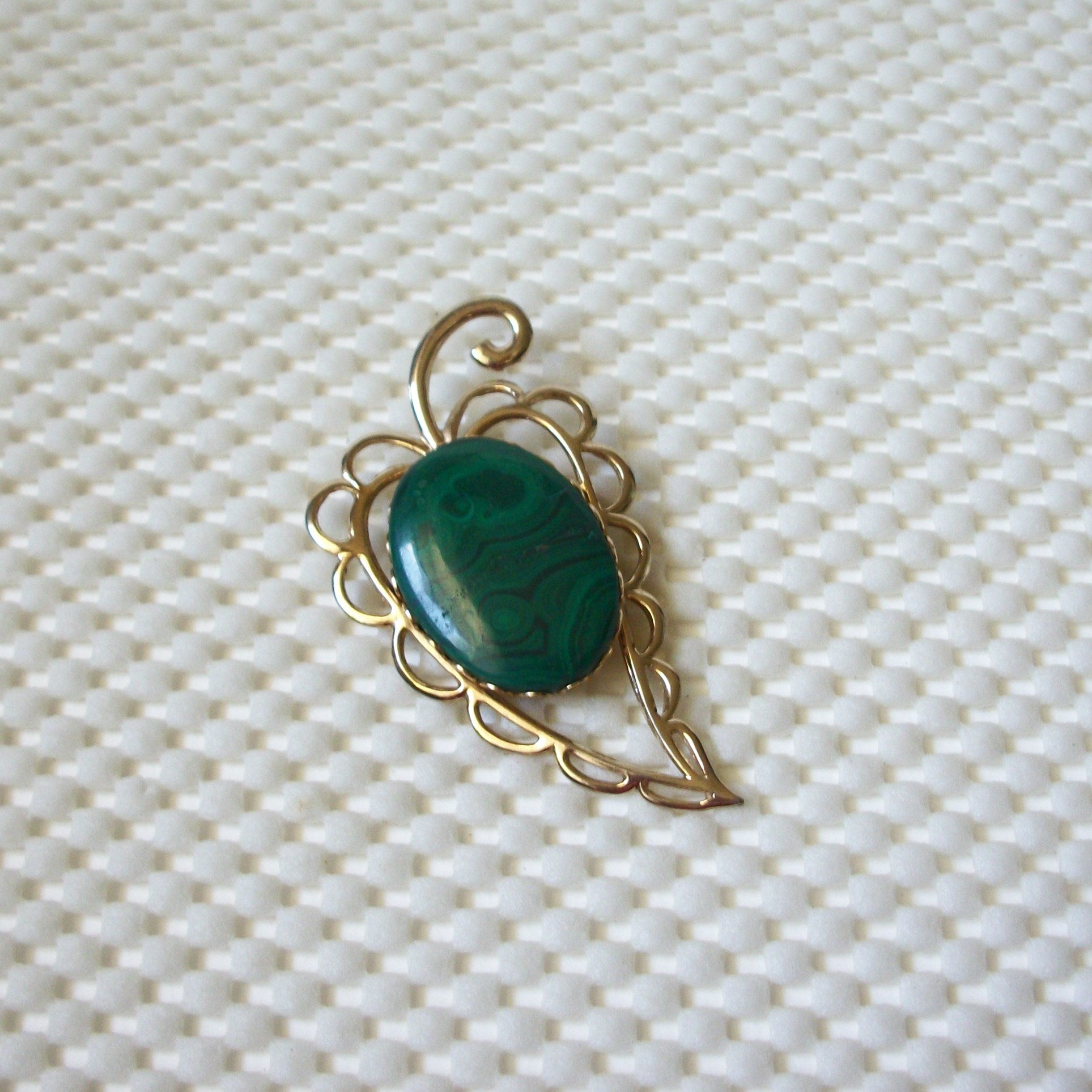 Vintage Brooch Pin, Leaf Malachite Semi Precious Stone Inlay Gold Tone Filigree  031221