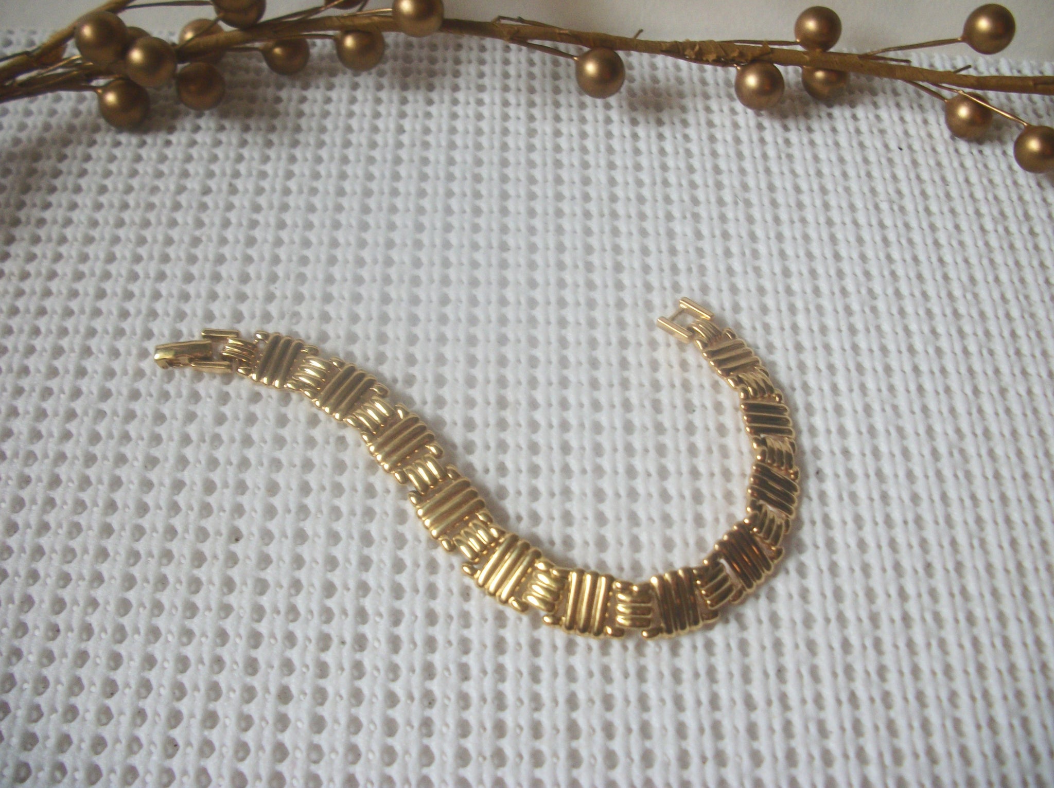 Vintage Bracelet. 7 1/4" Signed MONET Gold Tone Panel Links 52017
