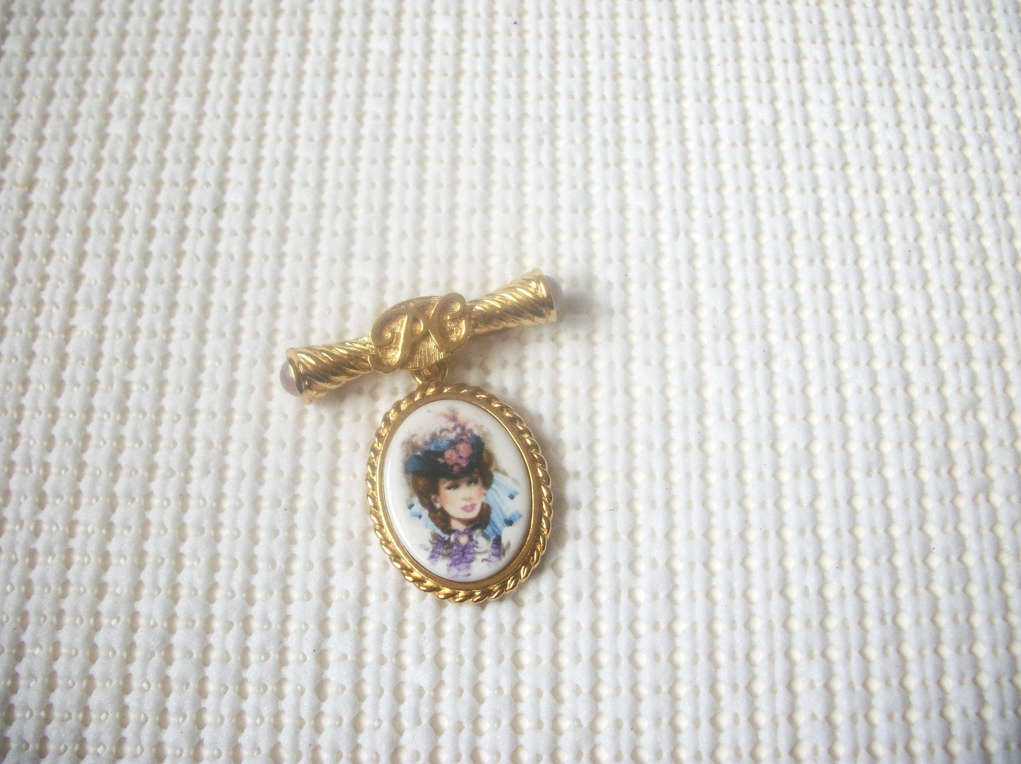 Vintage Jewelry Brooch Pin SIGNED AVON President's Club Cameo Gold Dangle