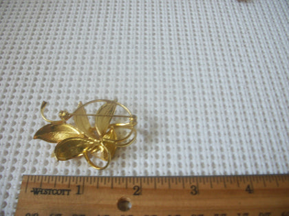 Vintage Jewelry, Enameled Pale Pink Tulips Leaves Intertwining Gold Tone Brooch Pin 52017