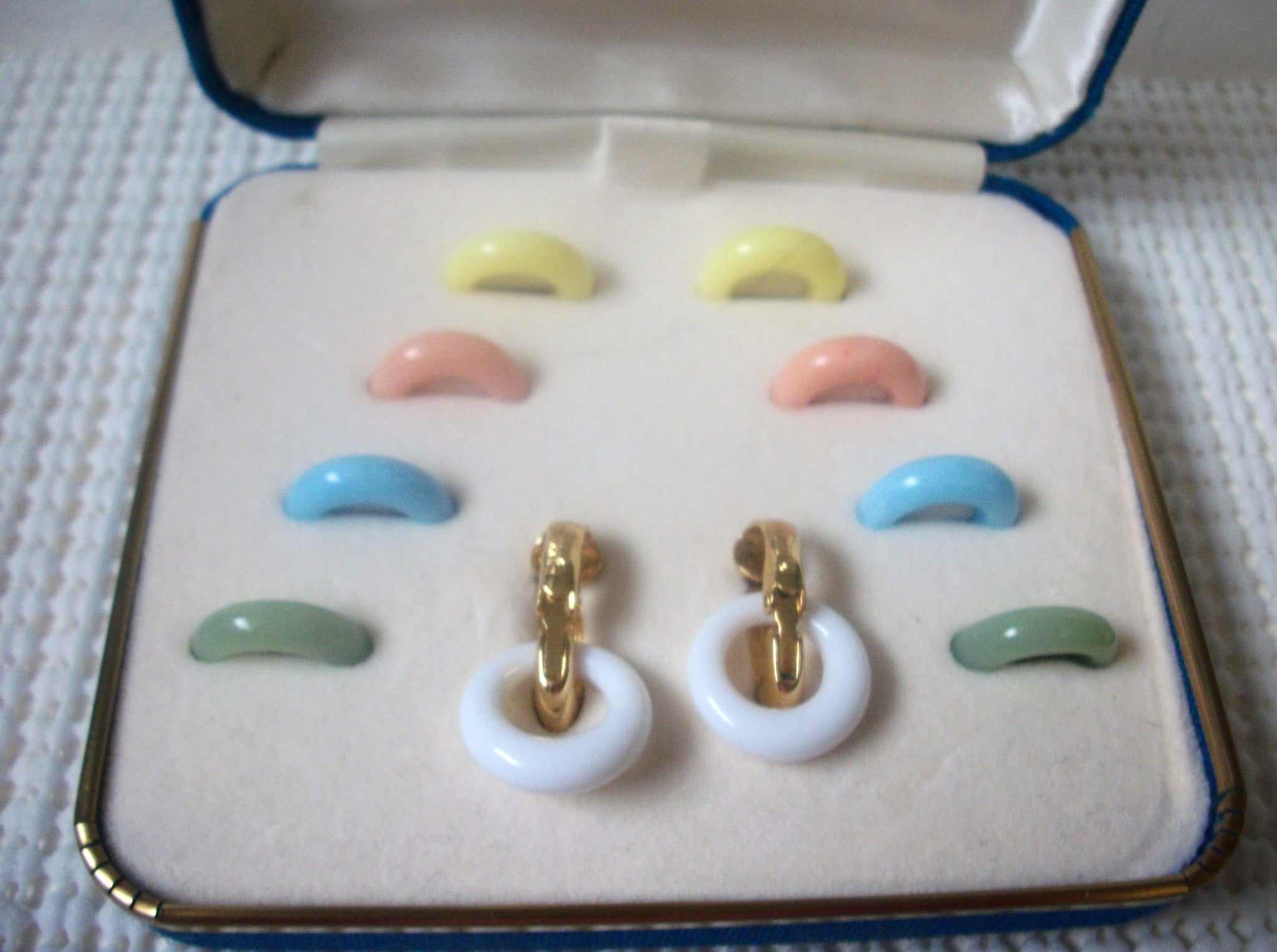 Vintage Signed Crown TRIFARI 5 Pair Pastel Lucite Hoop Exchangeable Gold Tone Clip On 030421 