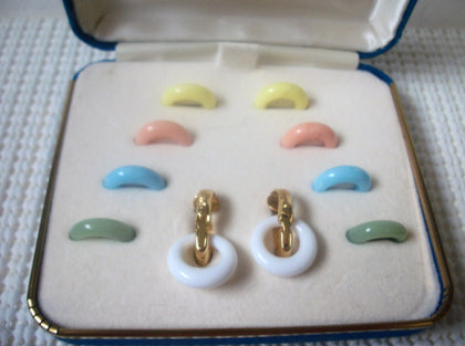 Vintage Signed Crown TRIFARI 5 Pair Pastel Lucite Hoop Exchangeable Gold Tone Clip On 030421 