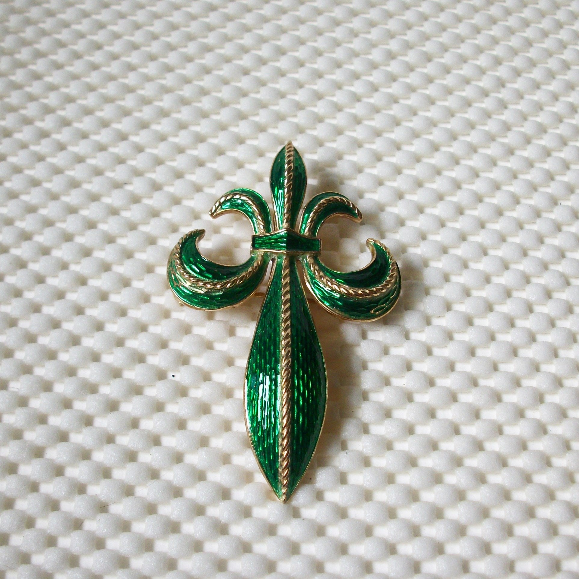 Larger Signed TRIFARI Fleur De Lis Vintage Brooch Pin Green Enameled Gold Tone 030521