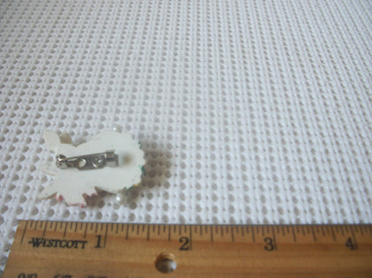 Vintage Jewelry, Little Bunnies In Love White Faux Pearl Cotton Tails, Old Plastic Brooch Pin 52017