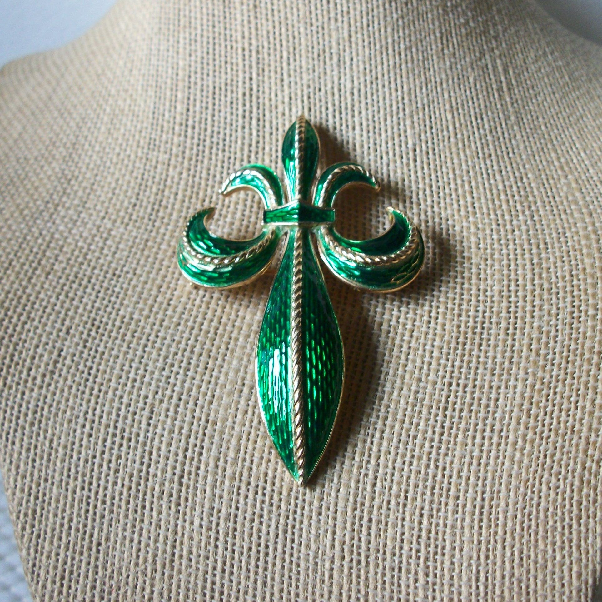 Larger Signed TRIFARI Fleur De Lis Vintage Brooch Pin Green Enameled Gold Tone 030521