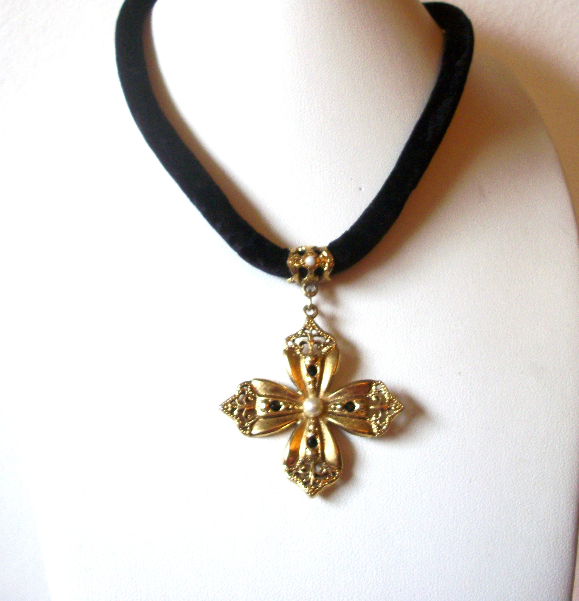 Vintage The Limited Velvet Black Pendant Necklace 123116