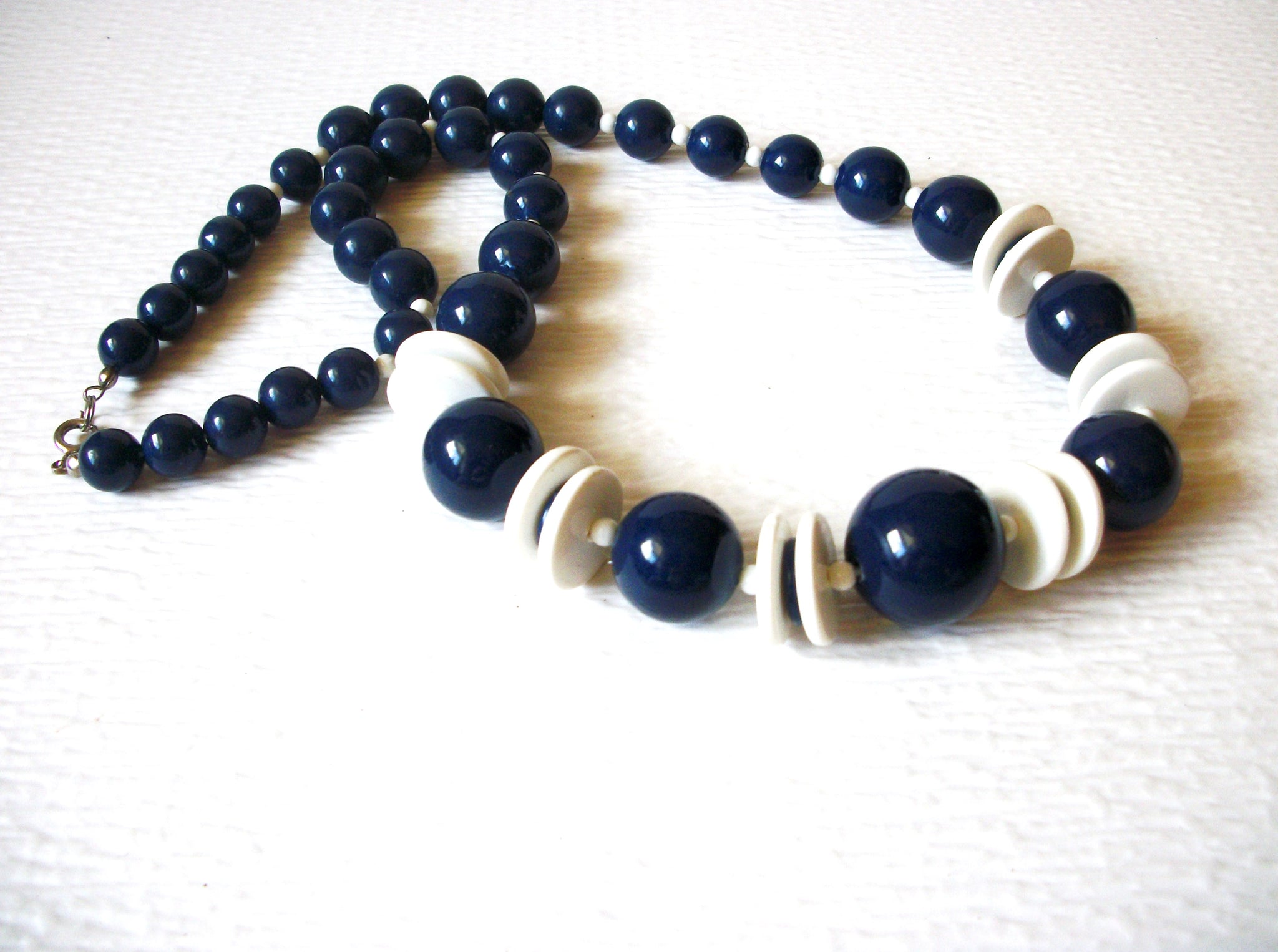 Chunky Dark Blue White Graduated Design Old Plastic Beads Retro Necklace 9617