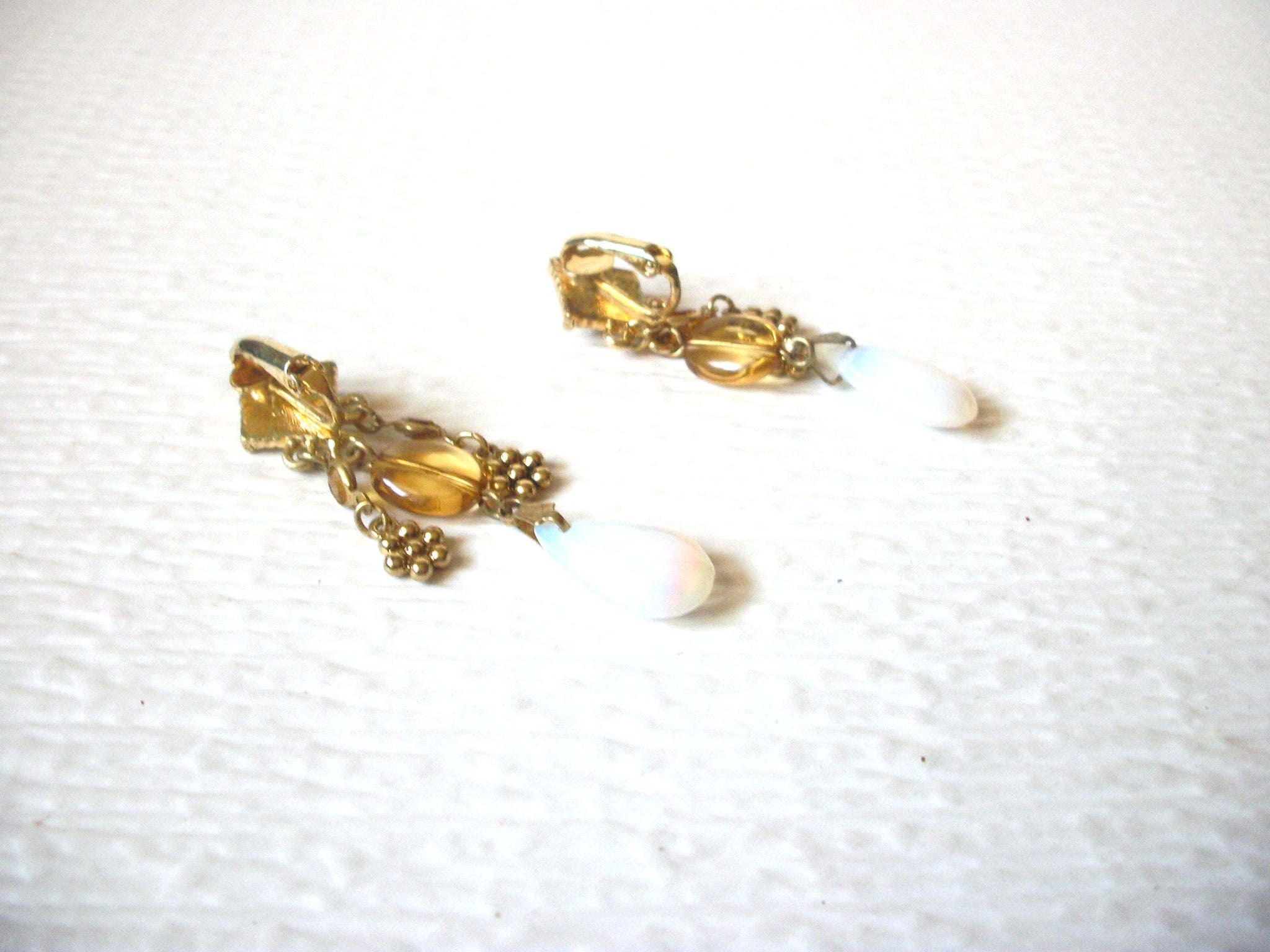 Vintage CLIP ON Gold Toned Glass Dangle Earrings 5917