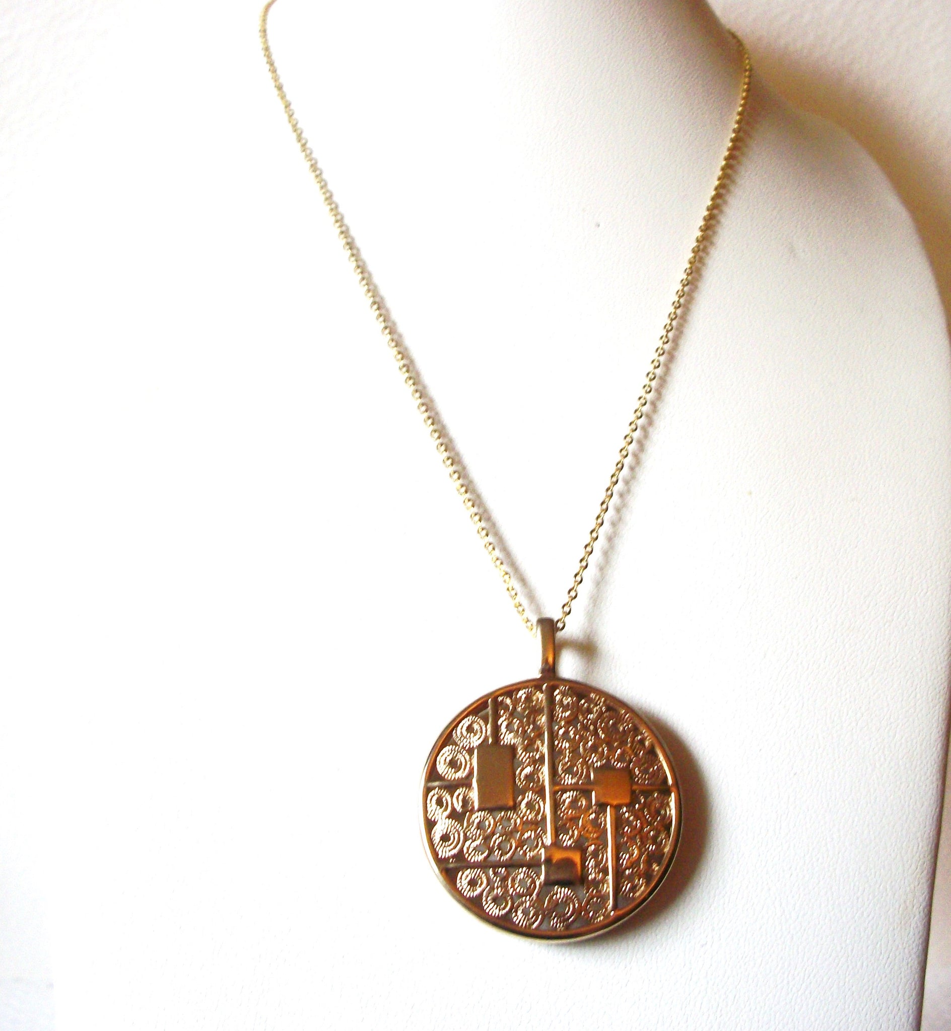 Vintage SARAH Cov Gold Toned Pendant Necklace 123116
