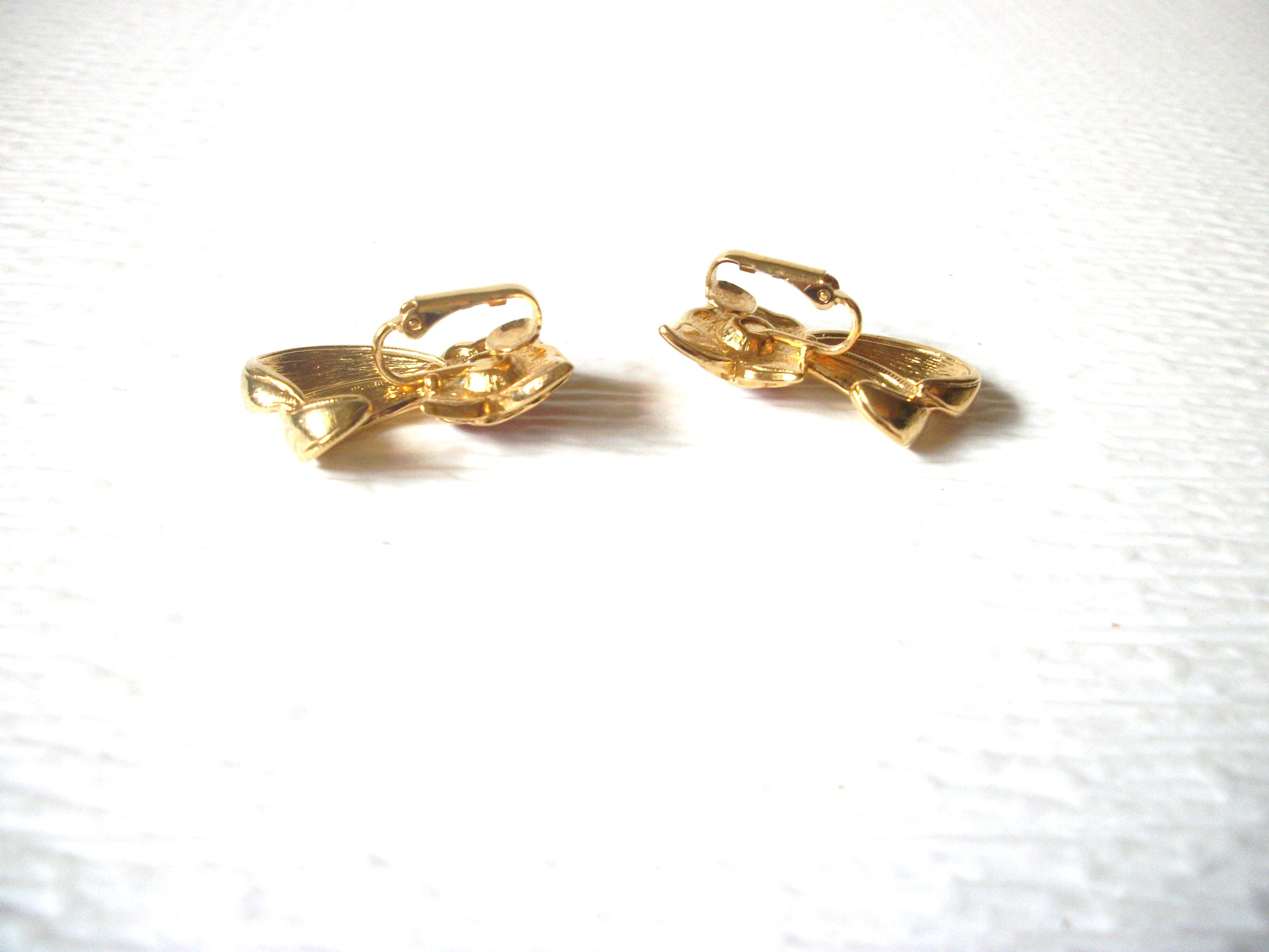 Retro Enameled Gold Toned Flower Clip On Earrings 123116