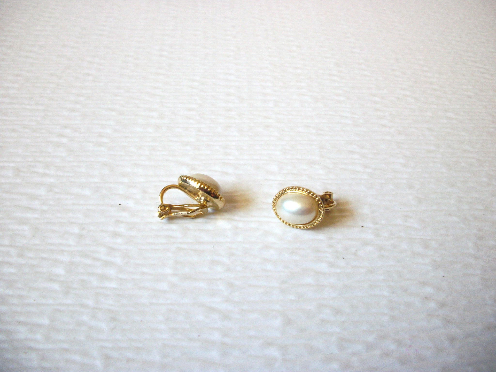 Vintage Small Gold Toned Faux Pearl Clip On Earrings 92216