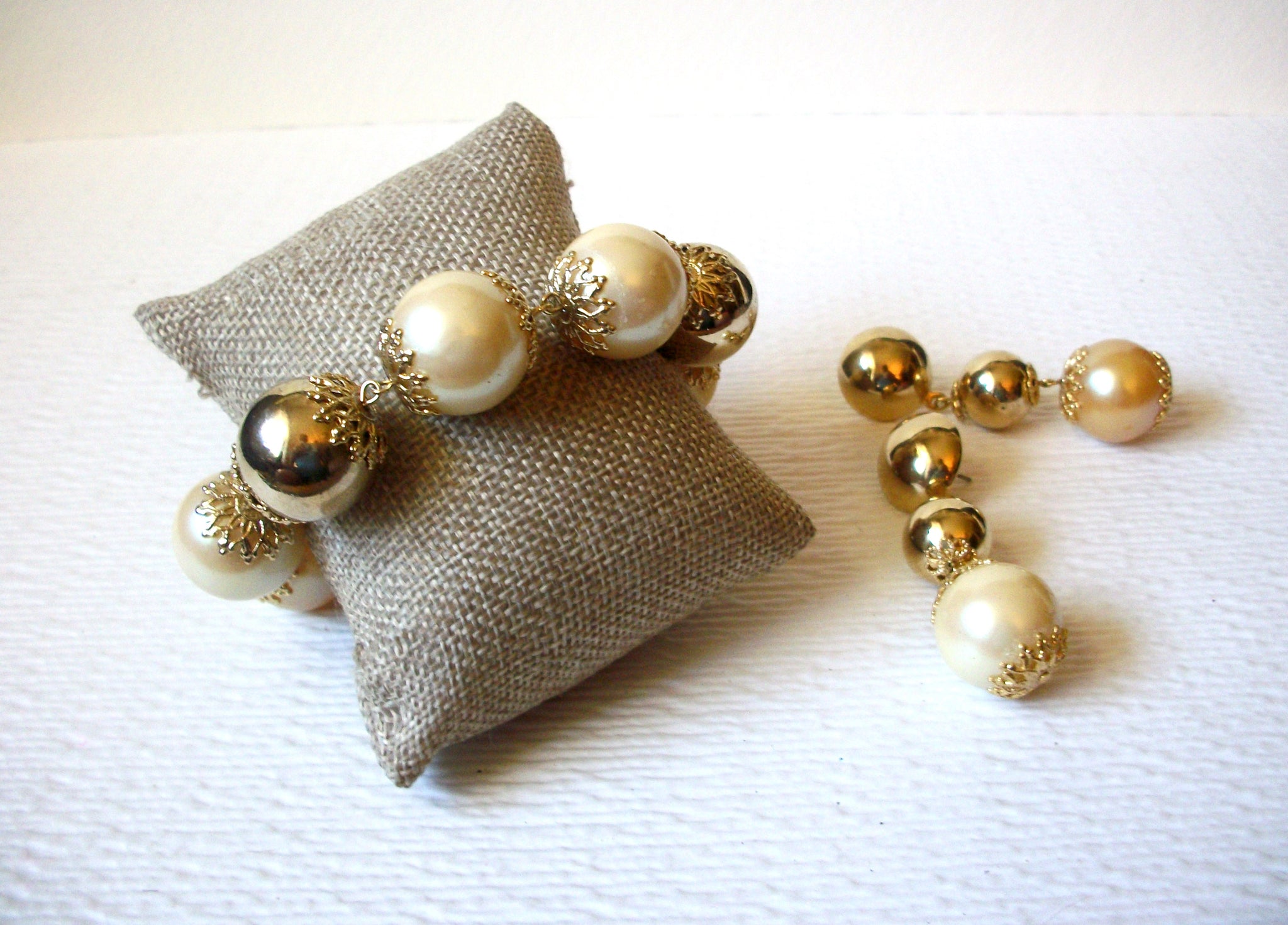 Chunky Faux Pearl Gold Toned Bracelet Long Dangling Earrings Set 010121