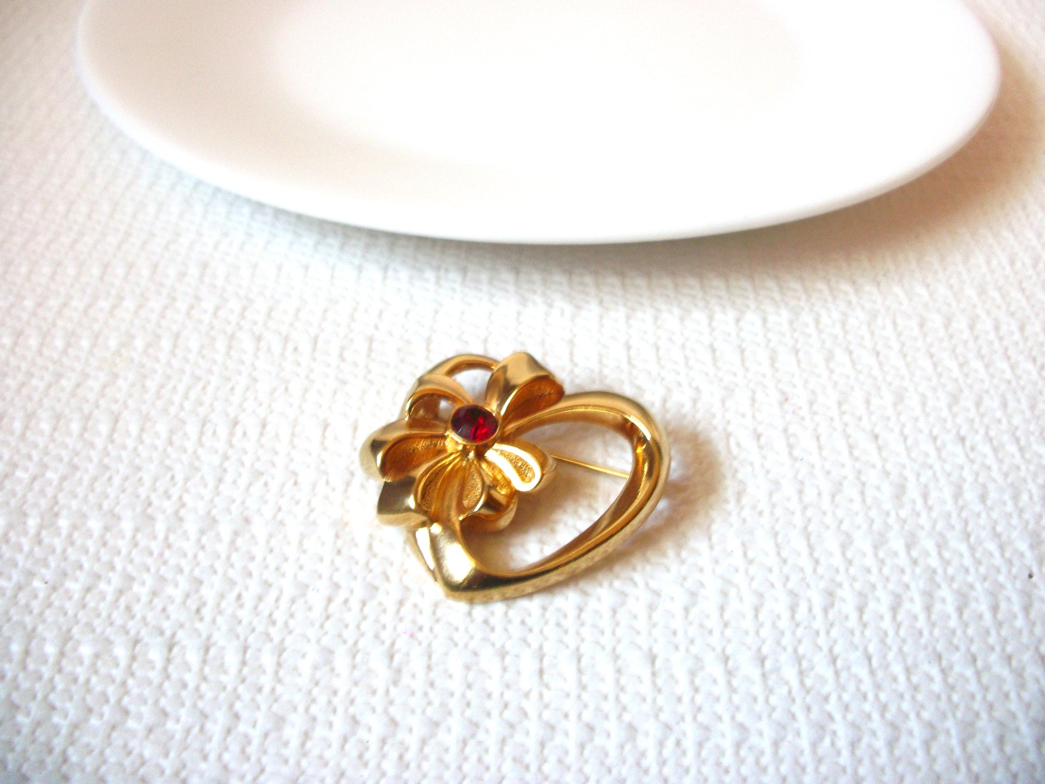 AVON Designer Gold Tone Heart Ruby Rhinestone Pin 71218S