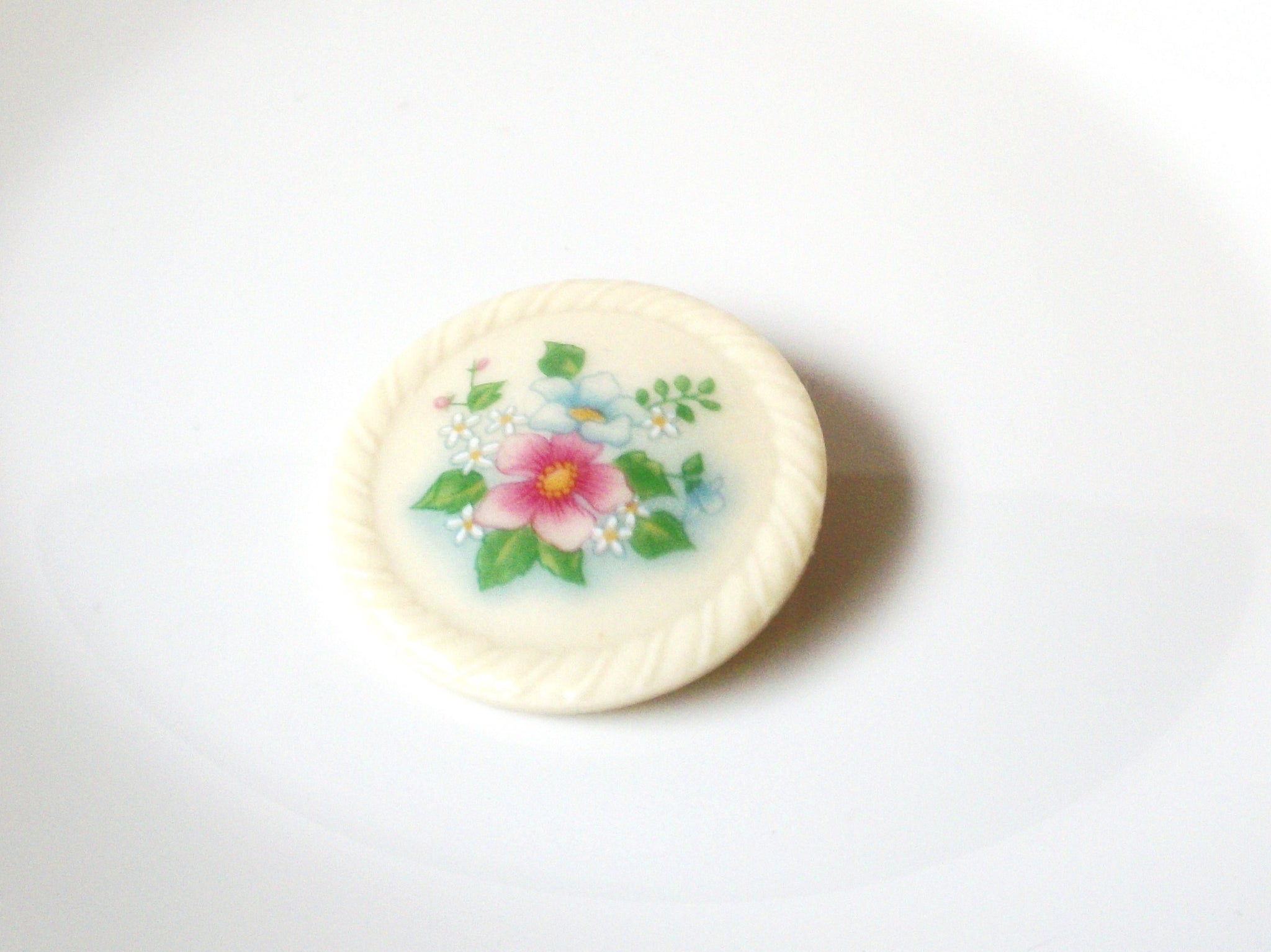 AVON Porcelain Flower Brooch Pin 102520