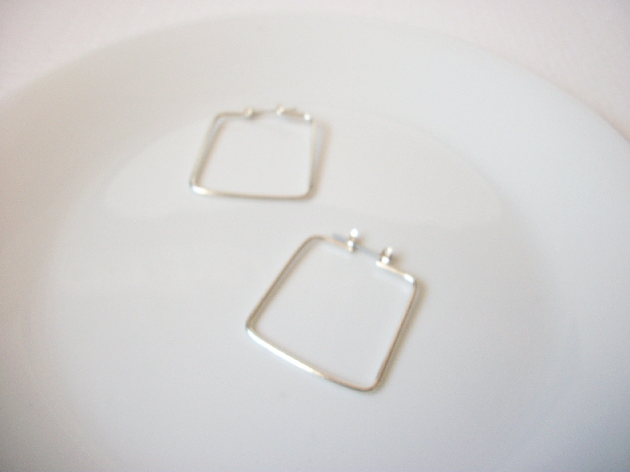 Retro 1970s Silver Toned Thinner Dangle Earrings 102520