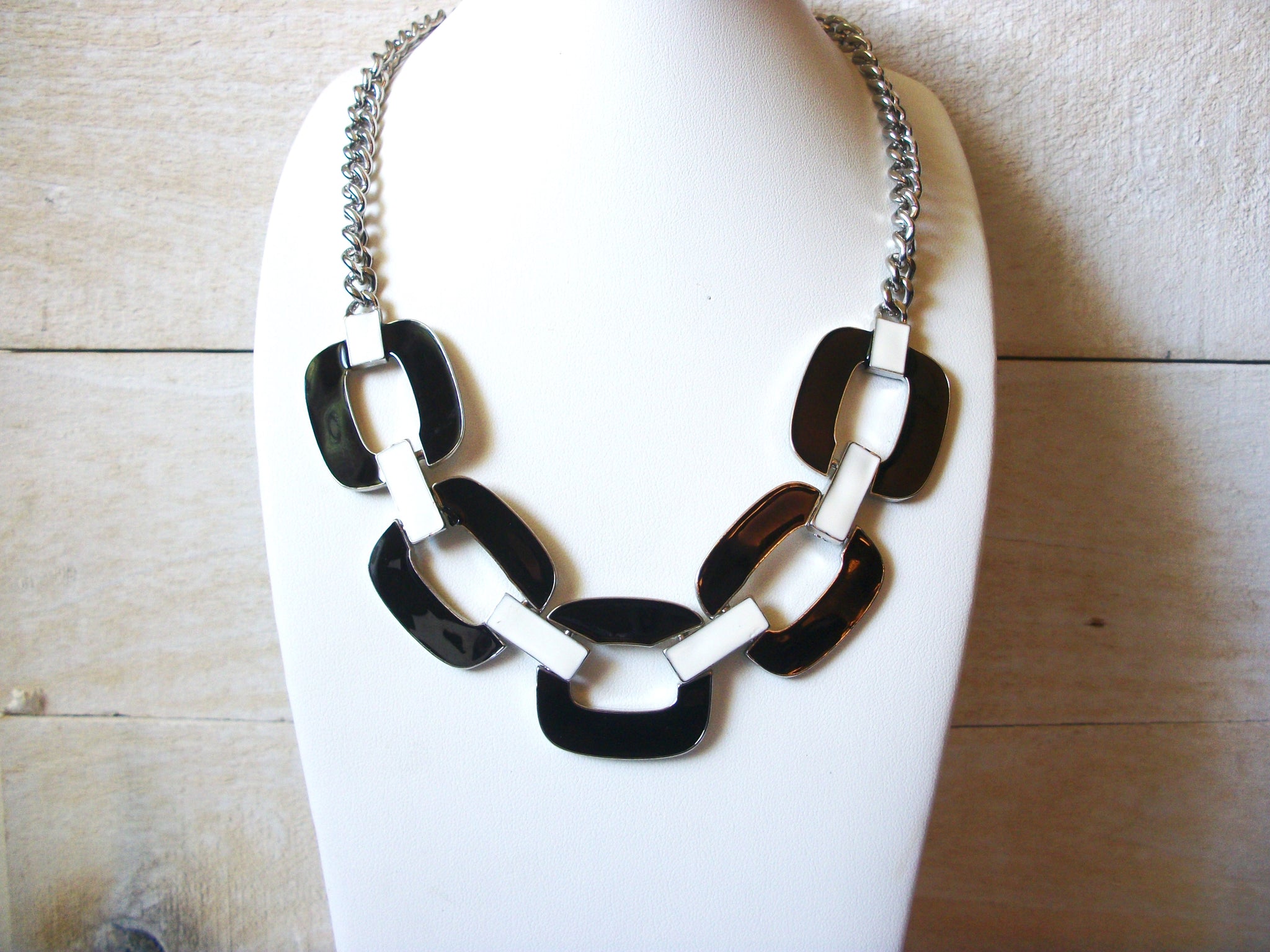 Retro Black White Necklace 42520
