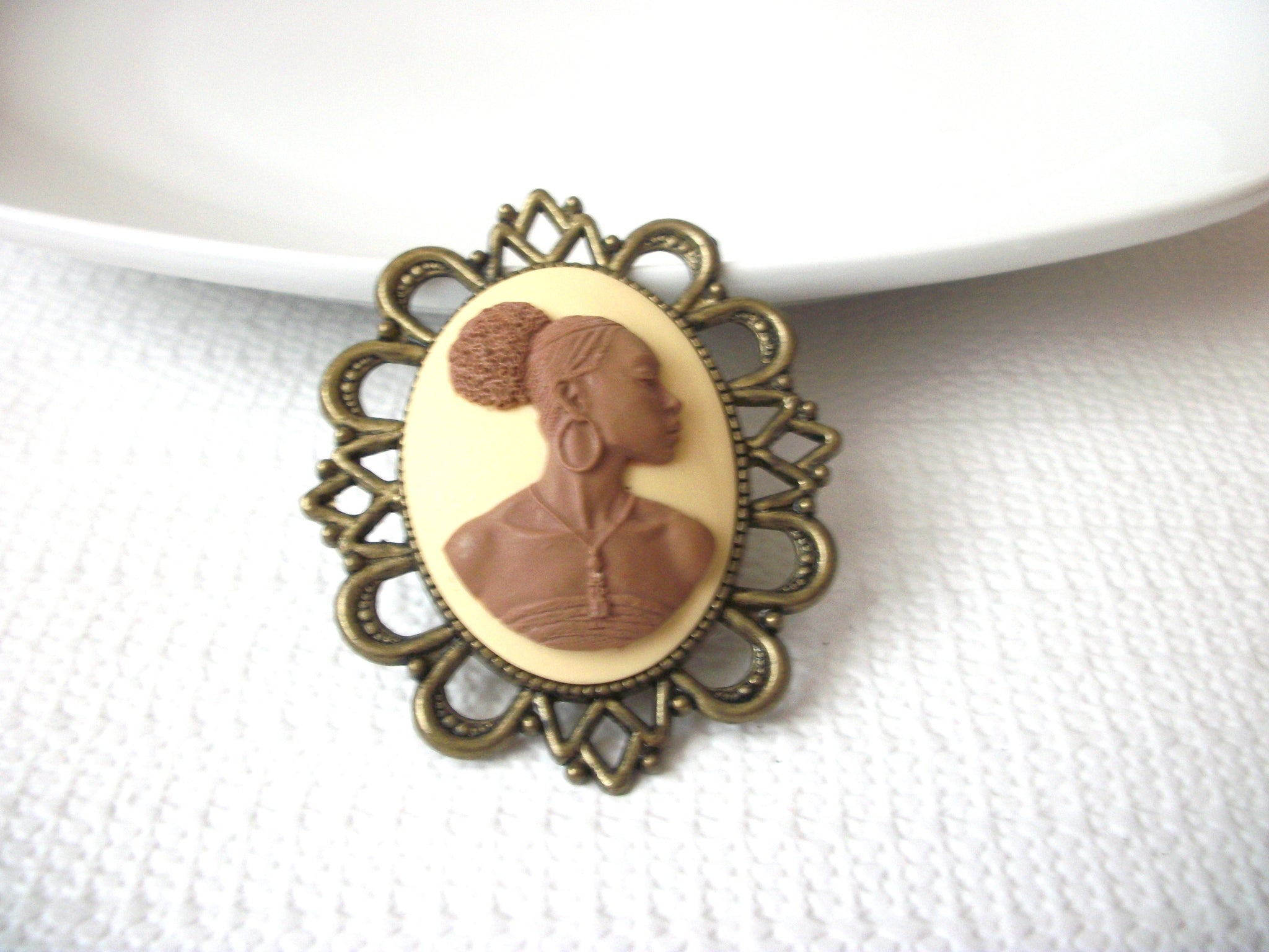 Hand Made Queen Brooch Pin 70616
