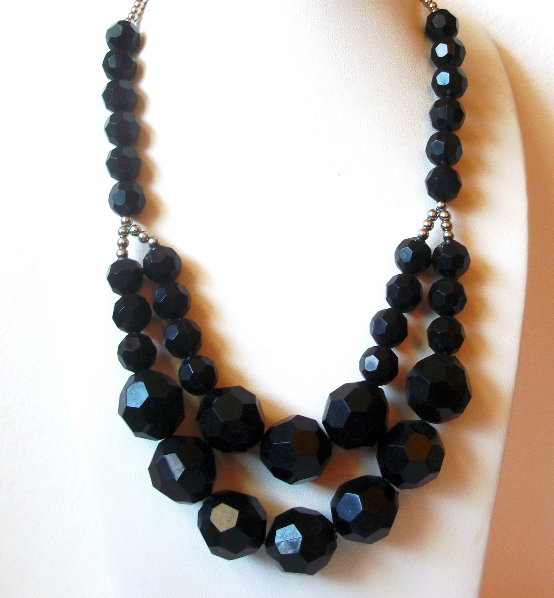 Retro 1970s Black Necklace 111320