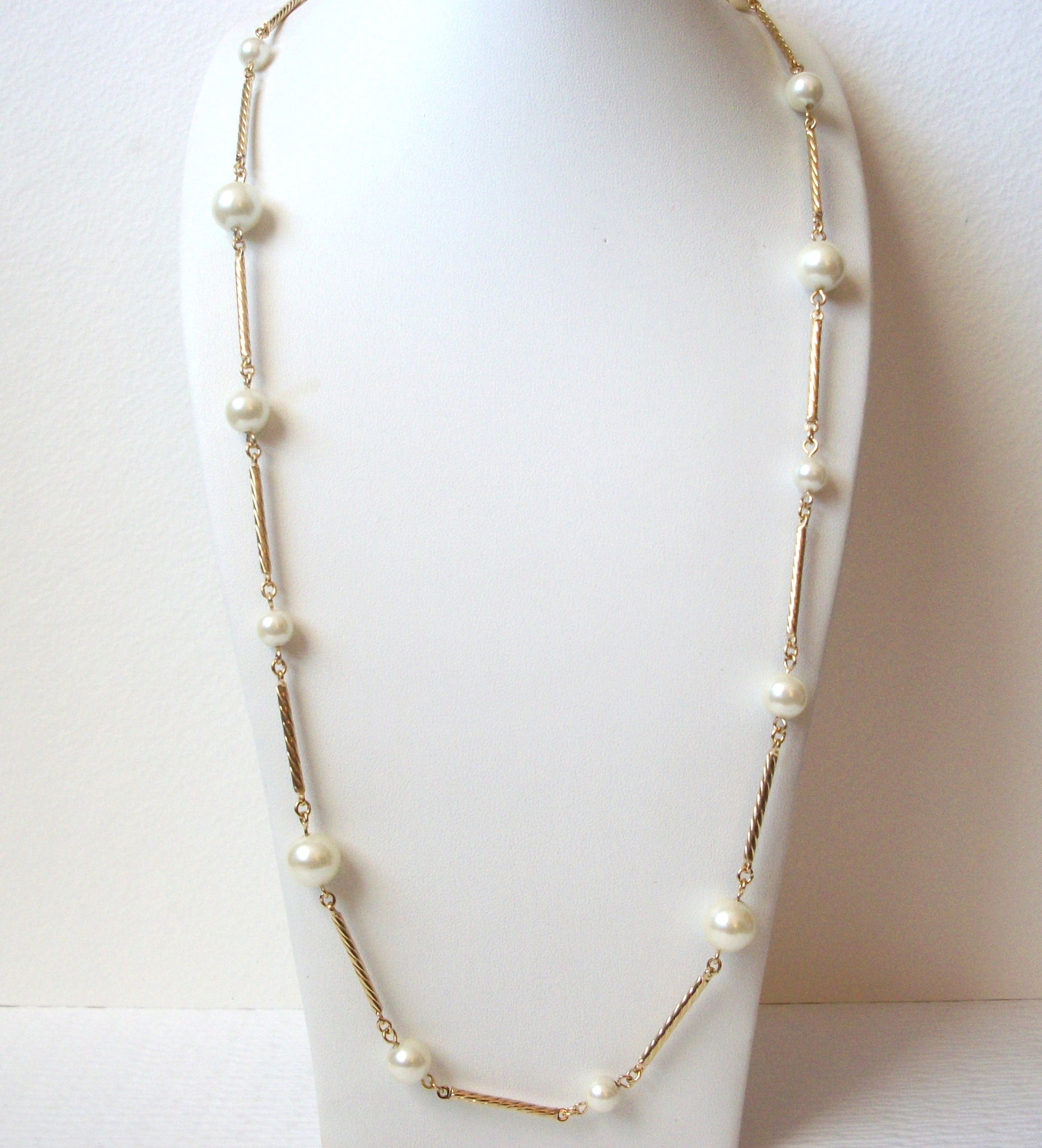 Vintage NR AVON Faux Pearl Necklace 111920
