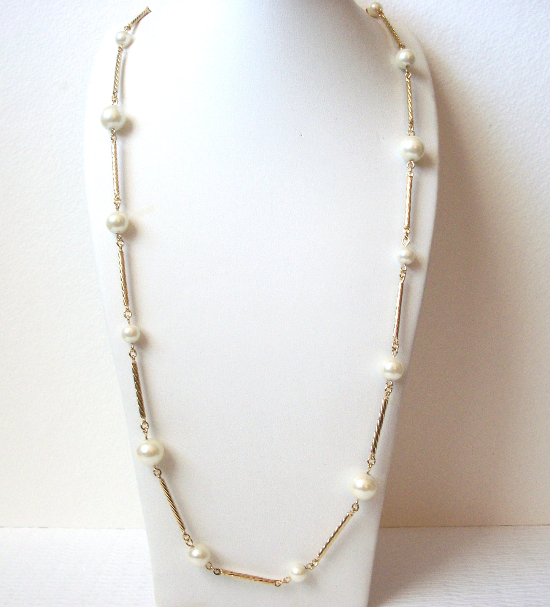 Vintage NR AVON Faux Pearl Necklace 111920