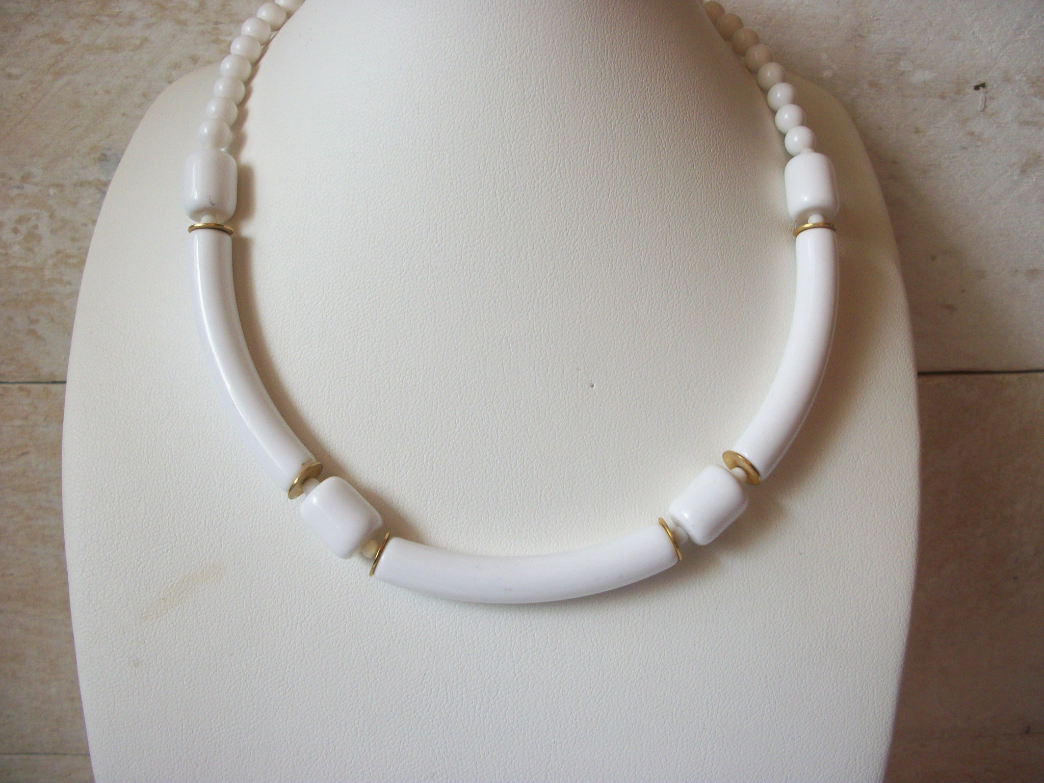 Retro Lucite Shorter Length Necklace 51220