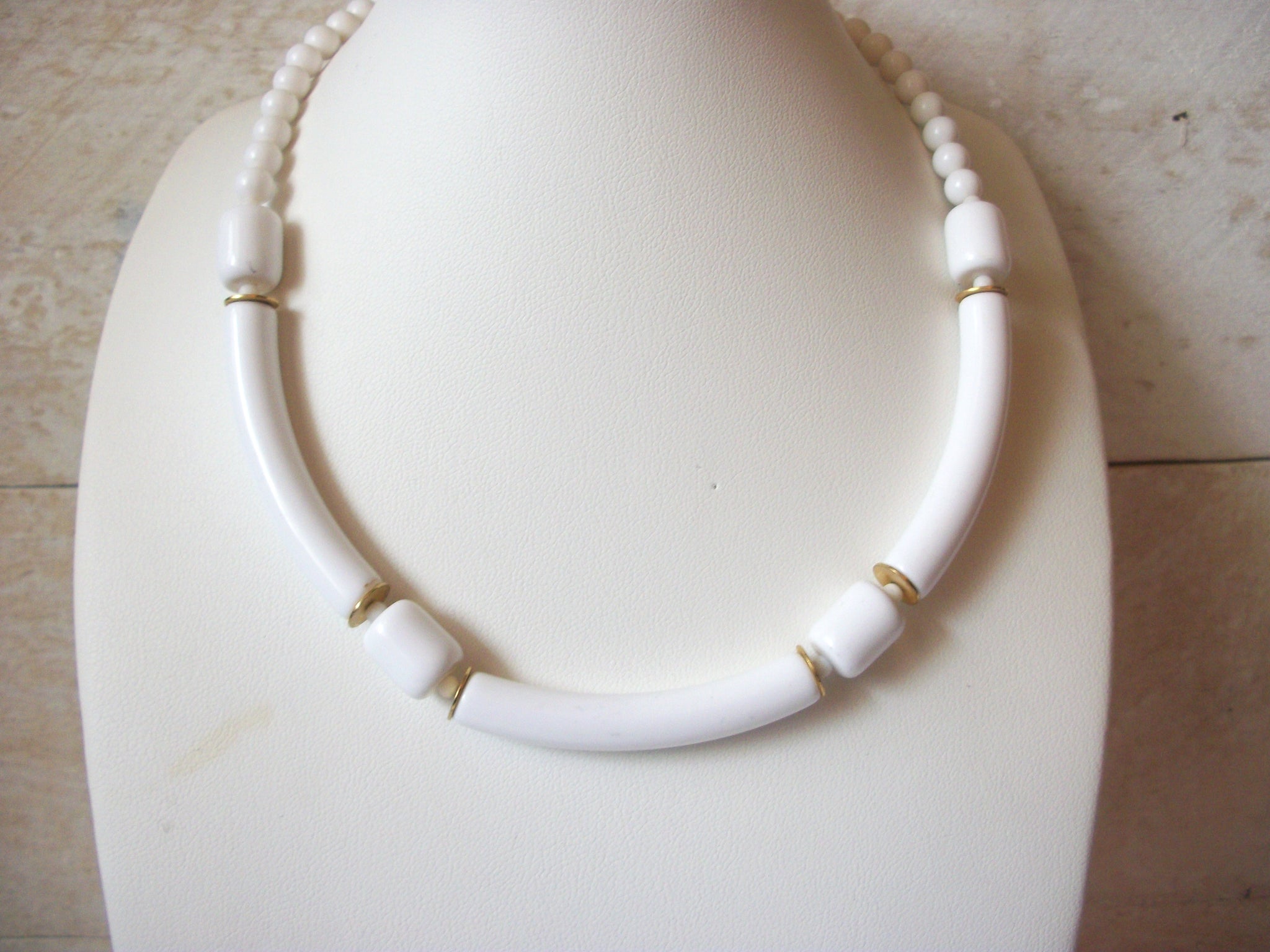 Retro Lucite Shorter Length Necklace 51220