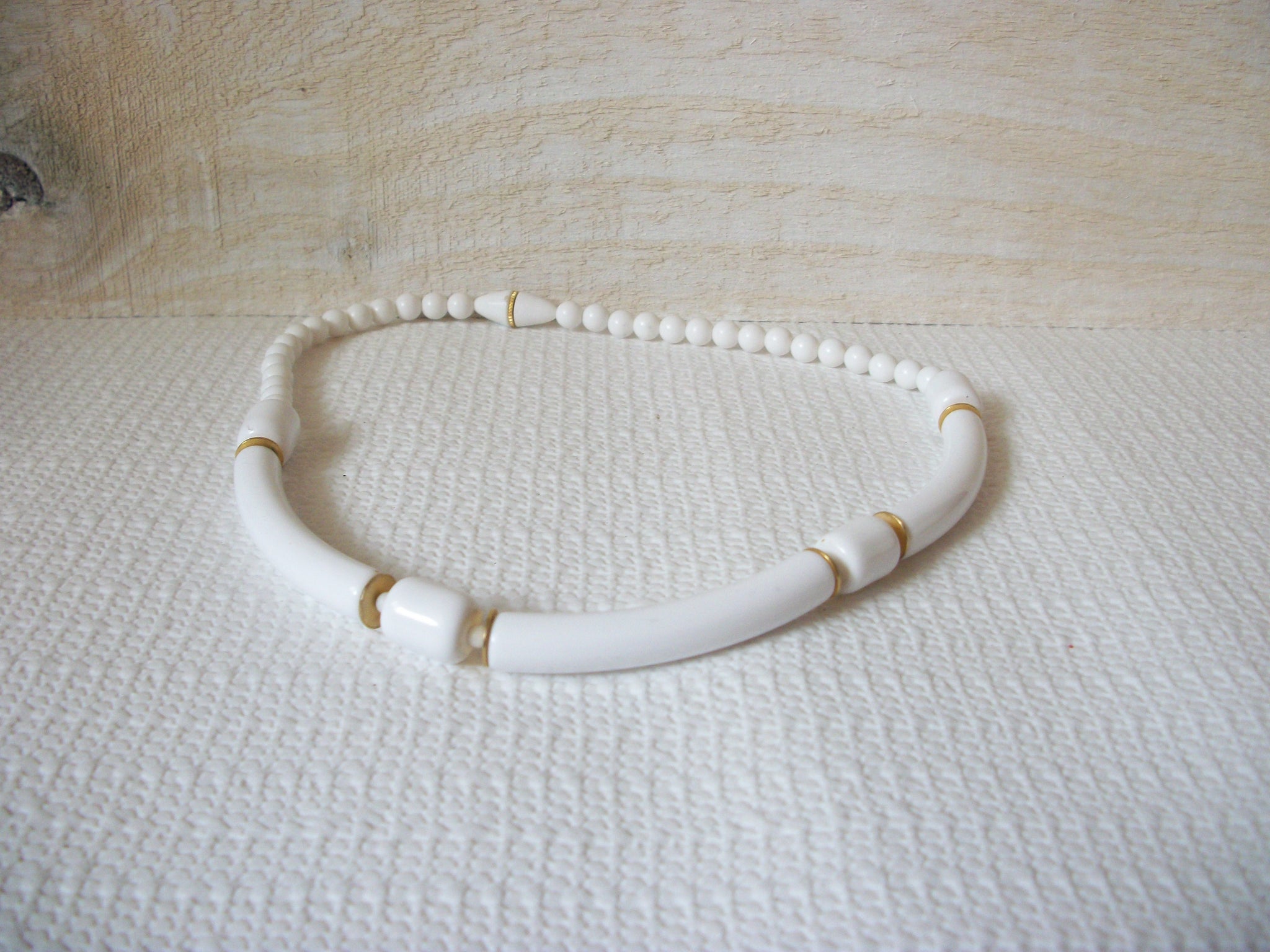 Retro Lucite Shorter Length Necklace 51220
