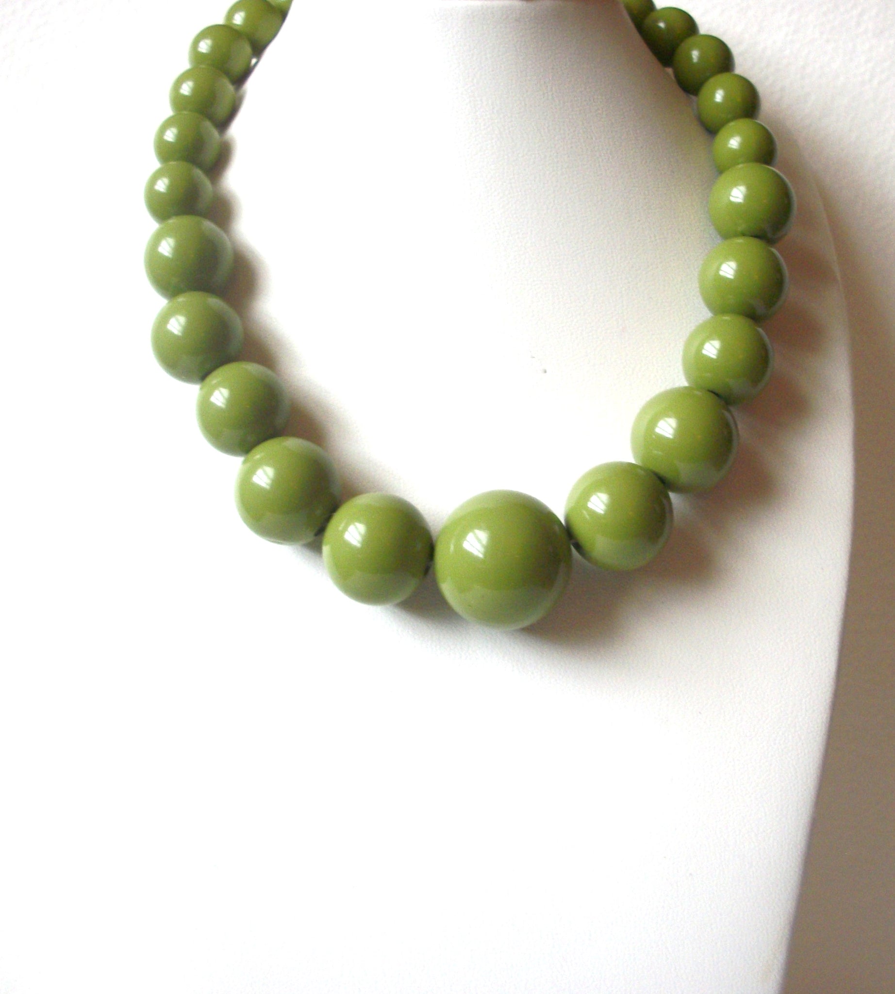 Retro Chunky Olive Green Necklace 111920