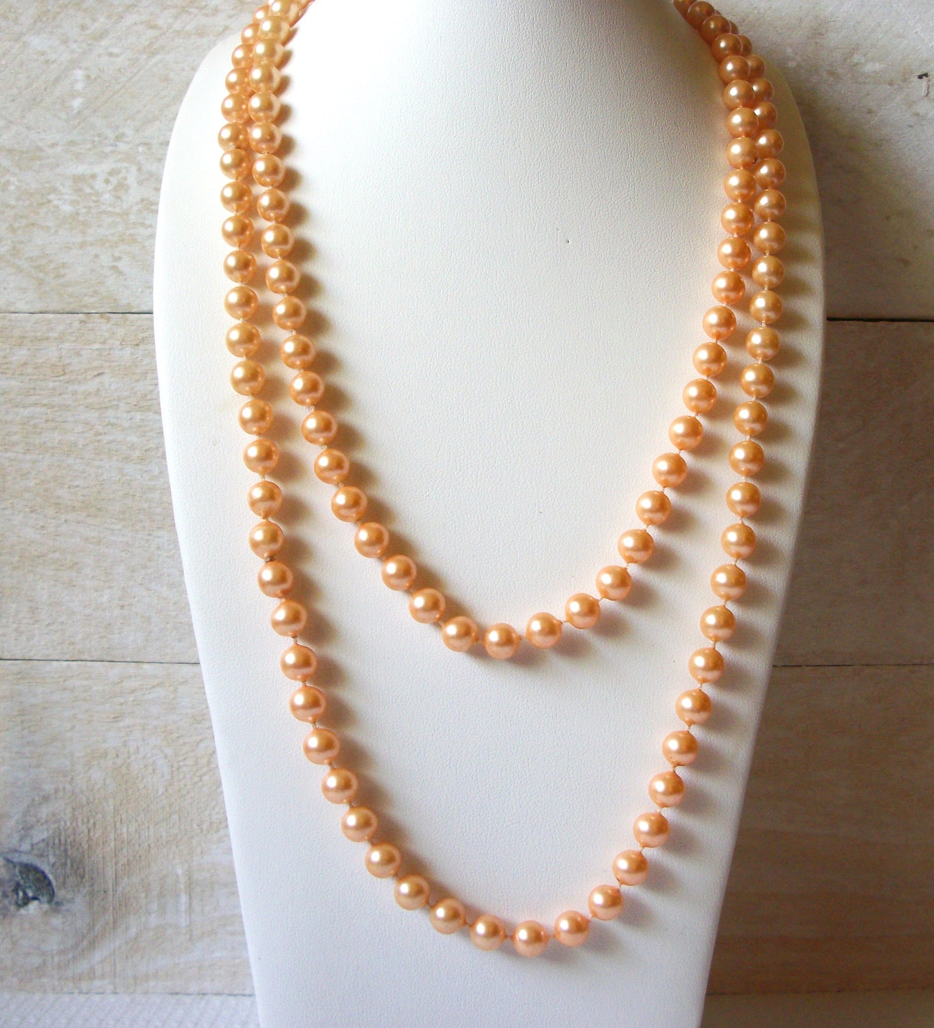 Retro 1970s Peach Theater Faux Pearls Necklace 51720
