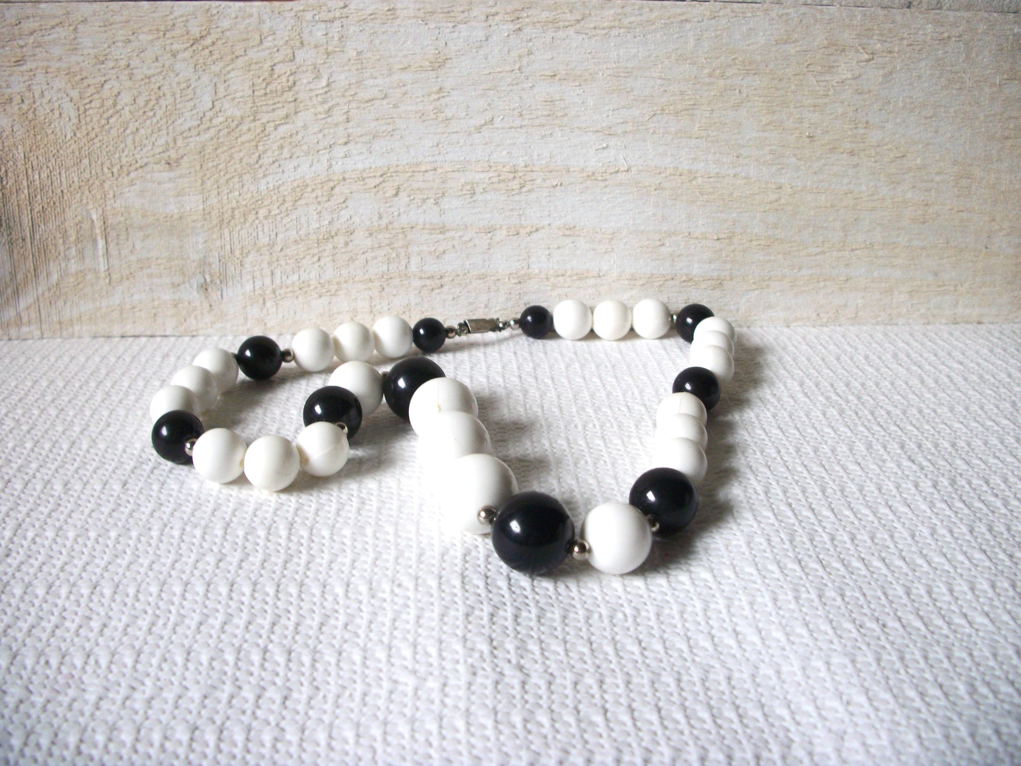 Retro 1980s Black White Necklace 52020