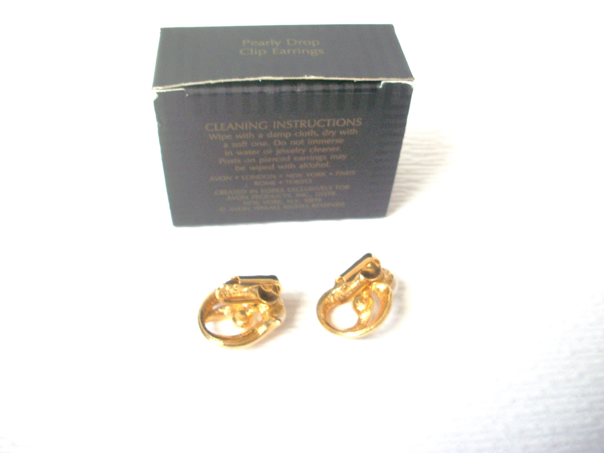 Vintage AVON 1994 Pearly Drop Earrings 112520