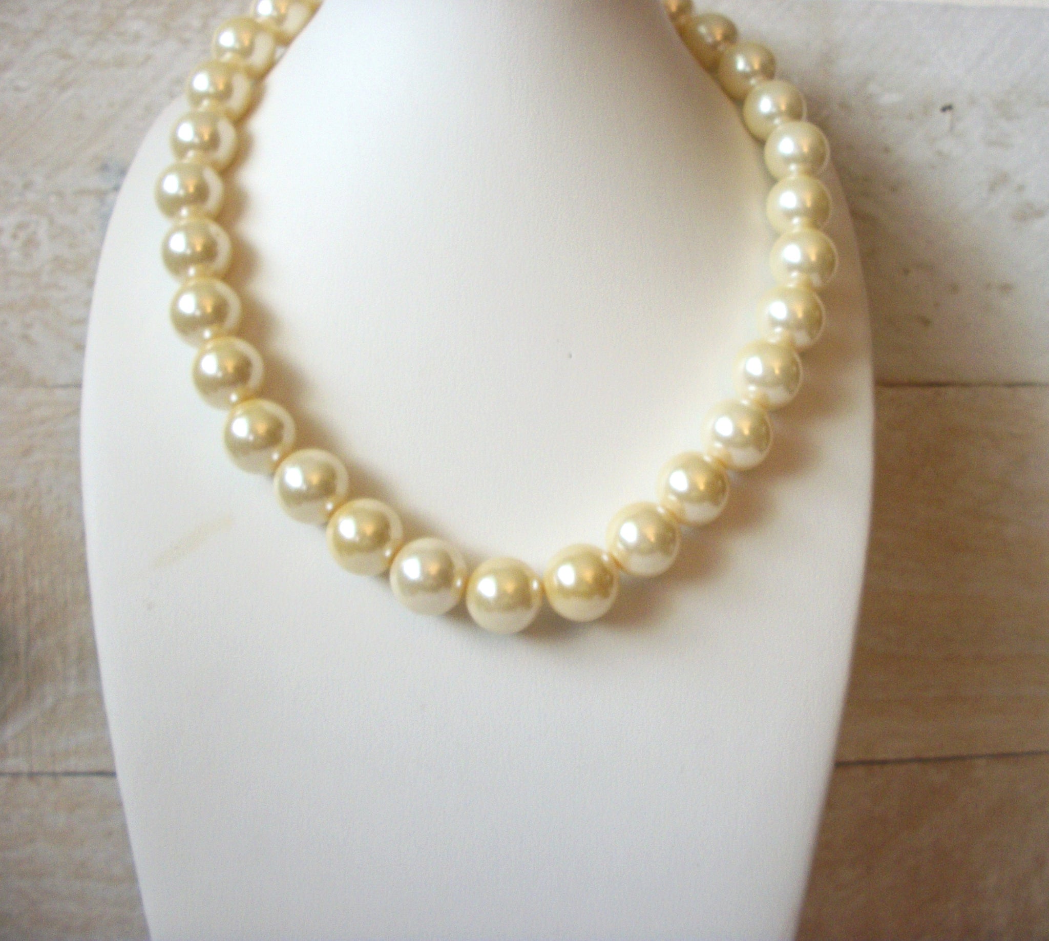 Retro 16 Inch Faux Pearl Necklace 52320
