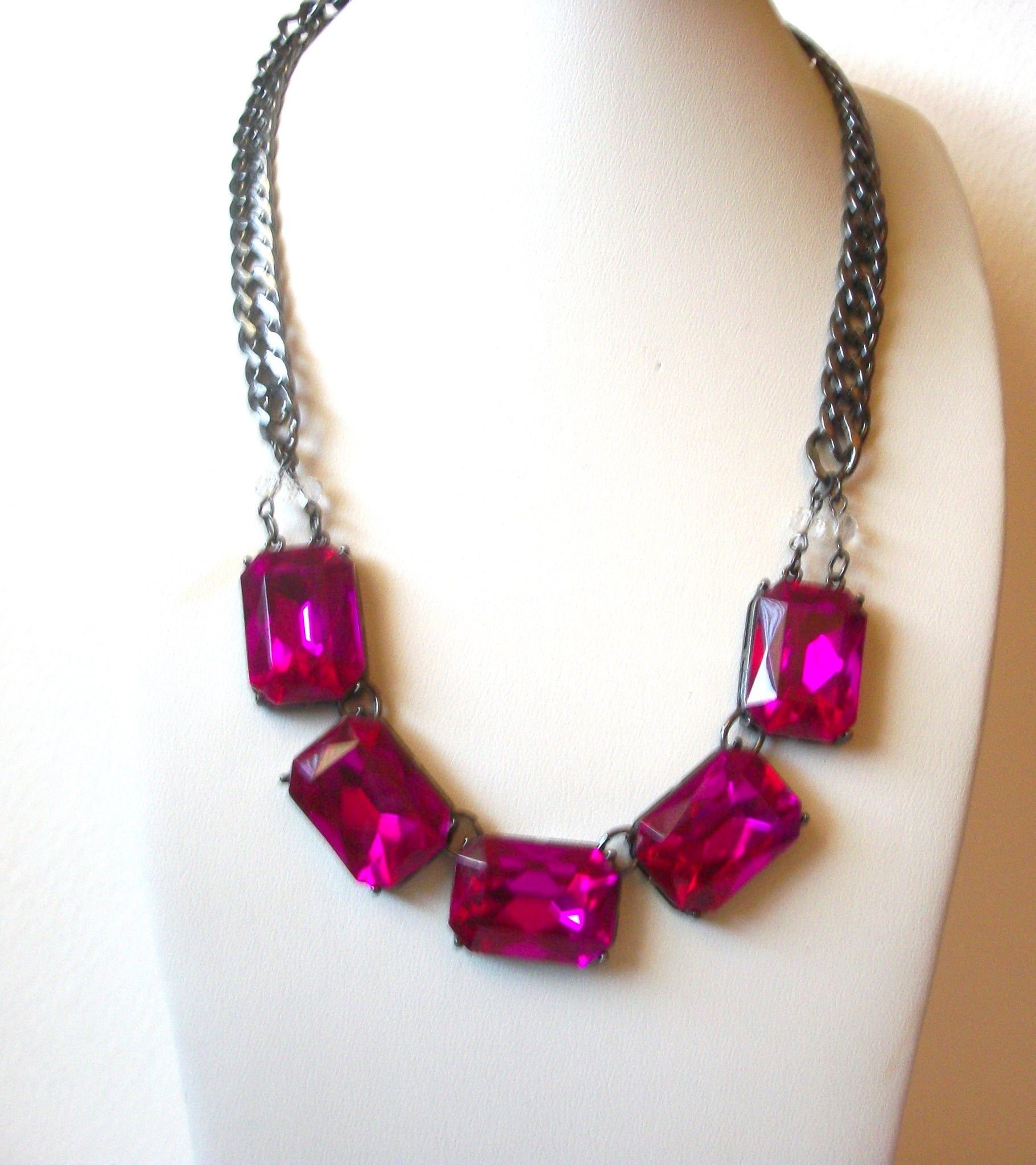 Retro Fuchsia Statement Necklace 120920