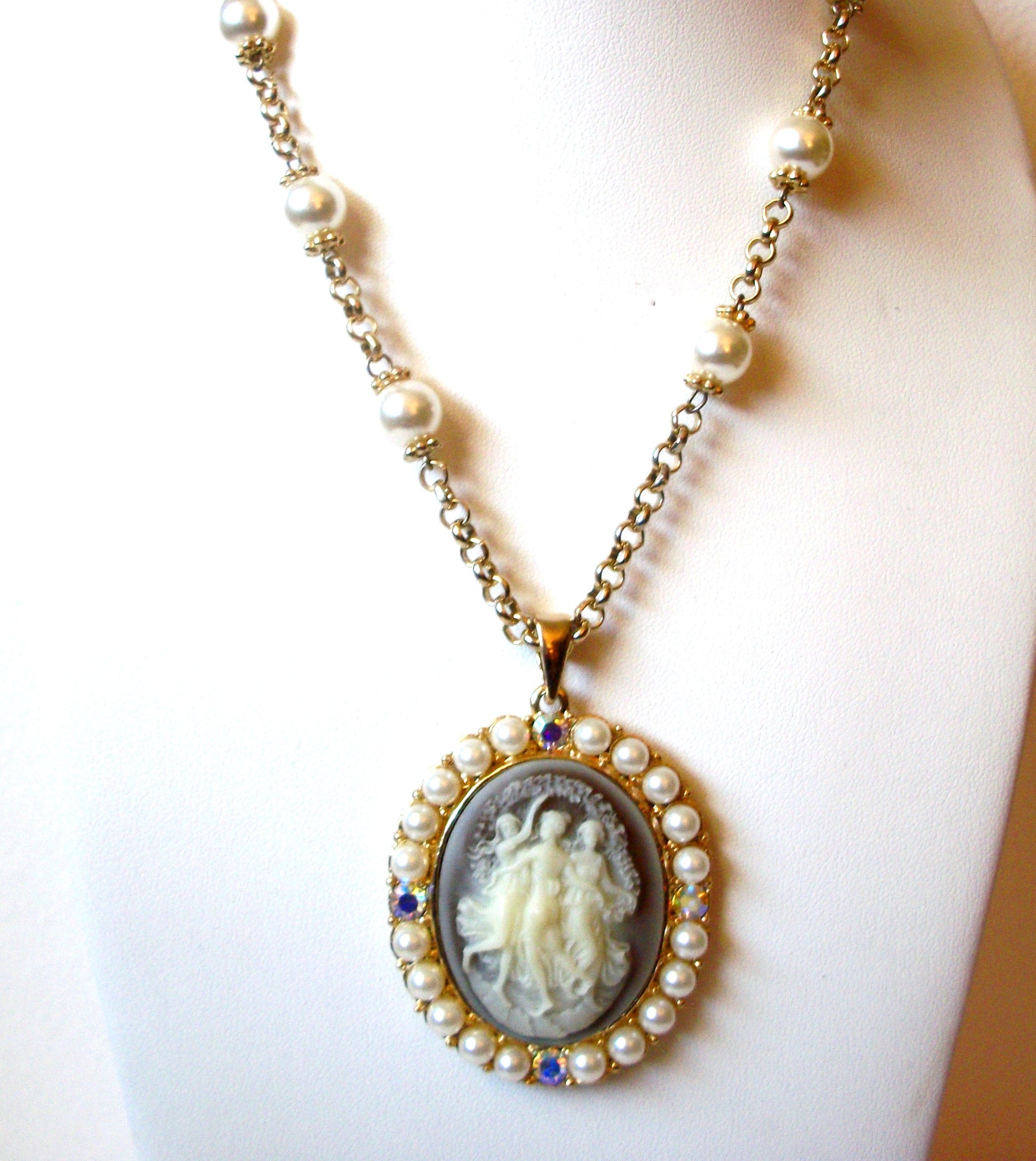 Vintage Cameo Necklace 121520