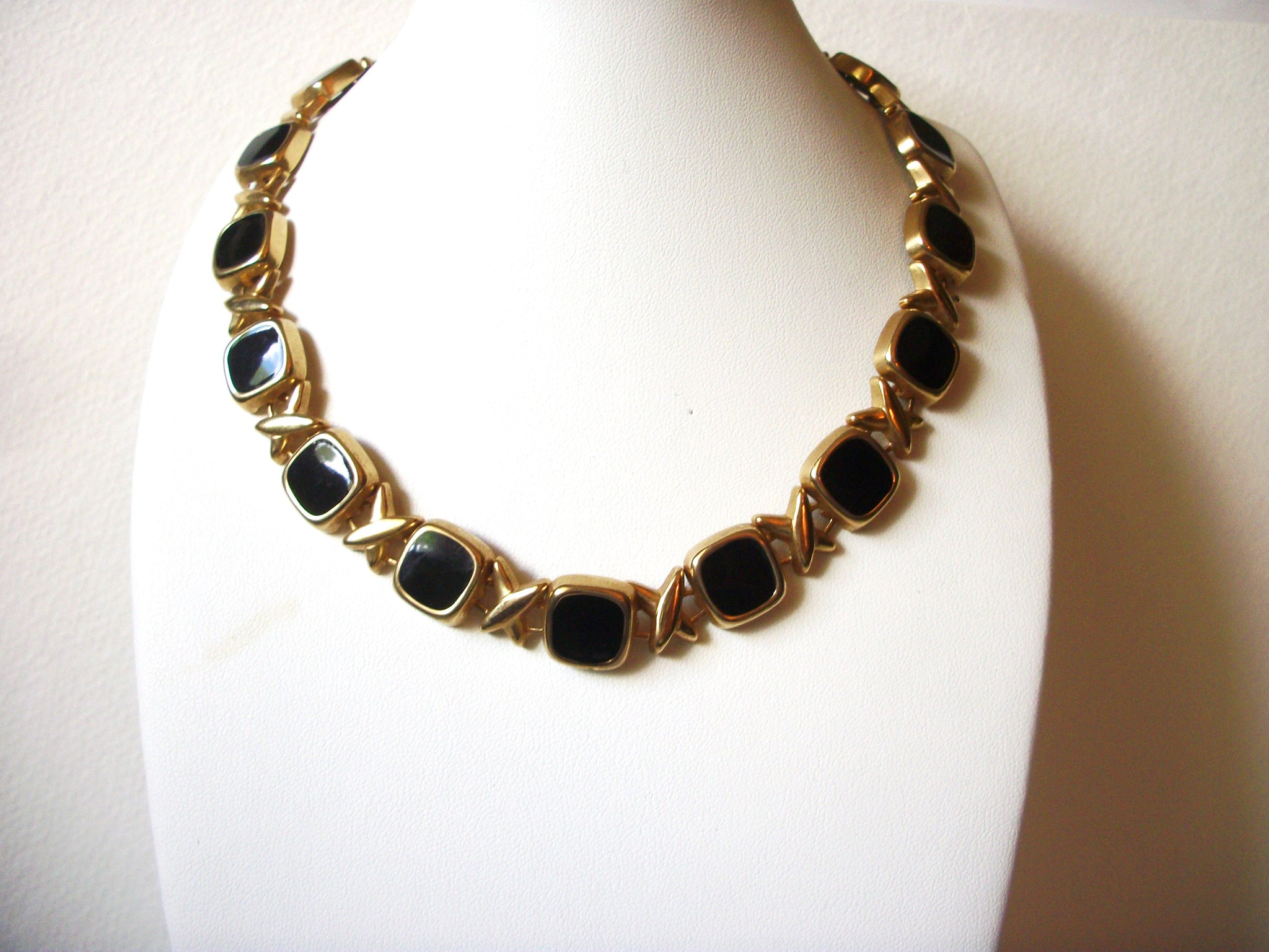 Vintage Gold Black Necklace 61020