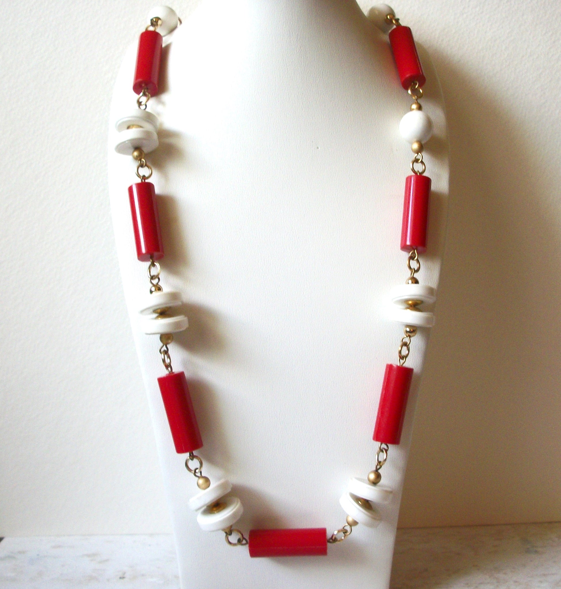 Retro 1970s Red White Necklace 62820