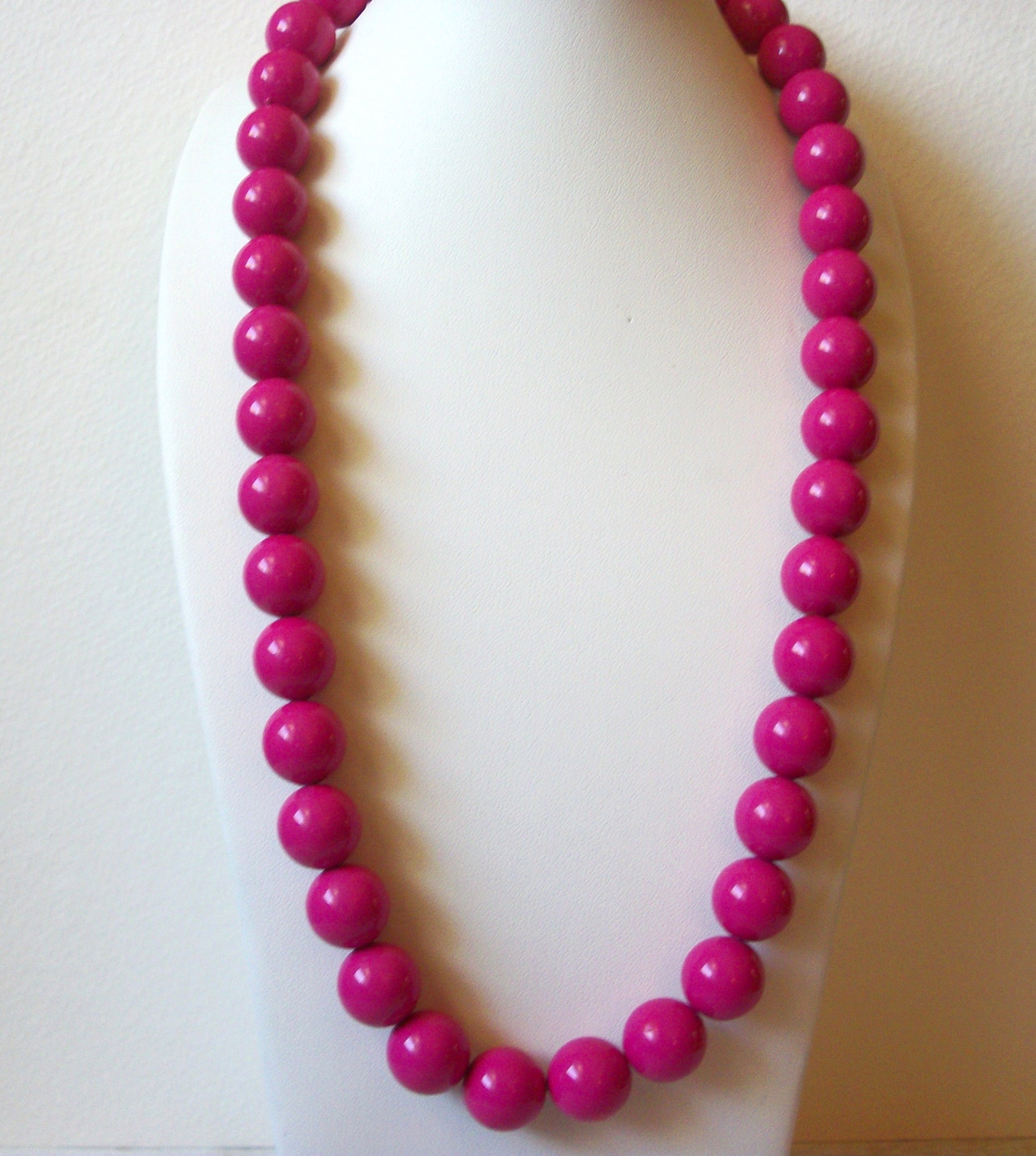 Retro 1980s Bright Pink Necklace 61320