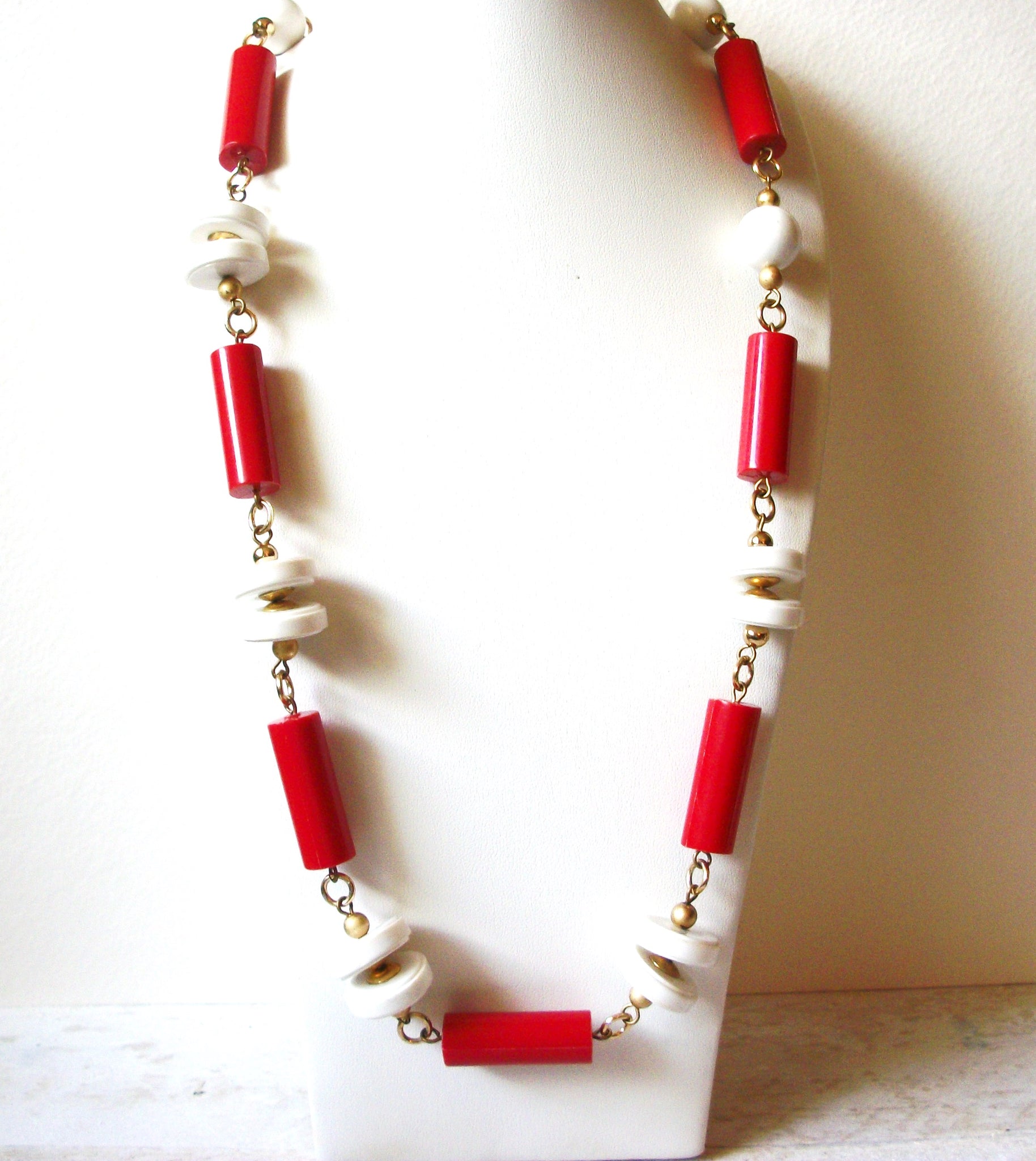 Retro 1970s Red White Necklace 62820
