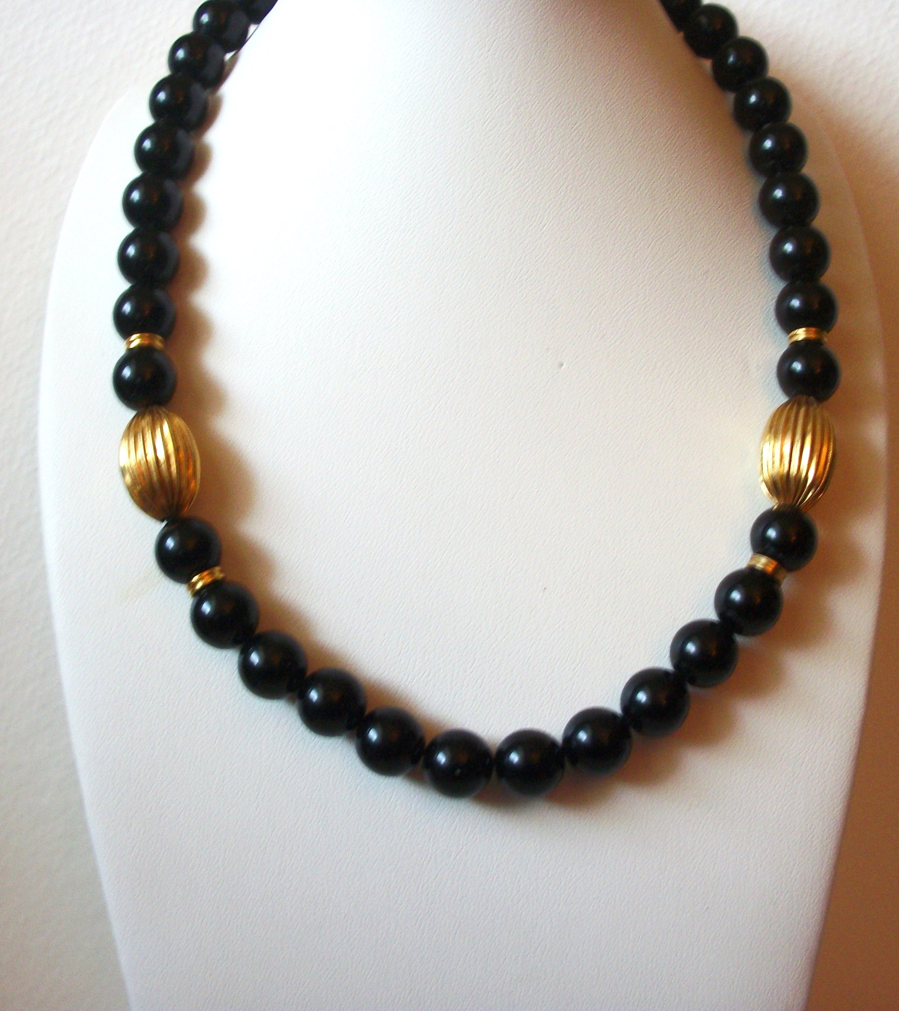 Retro 1970s Black Gold Necklace 62620