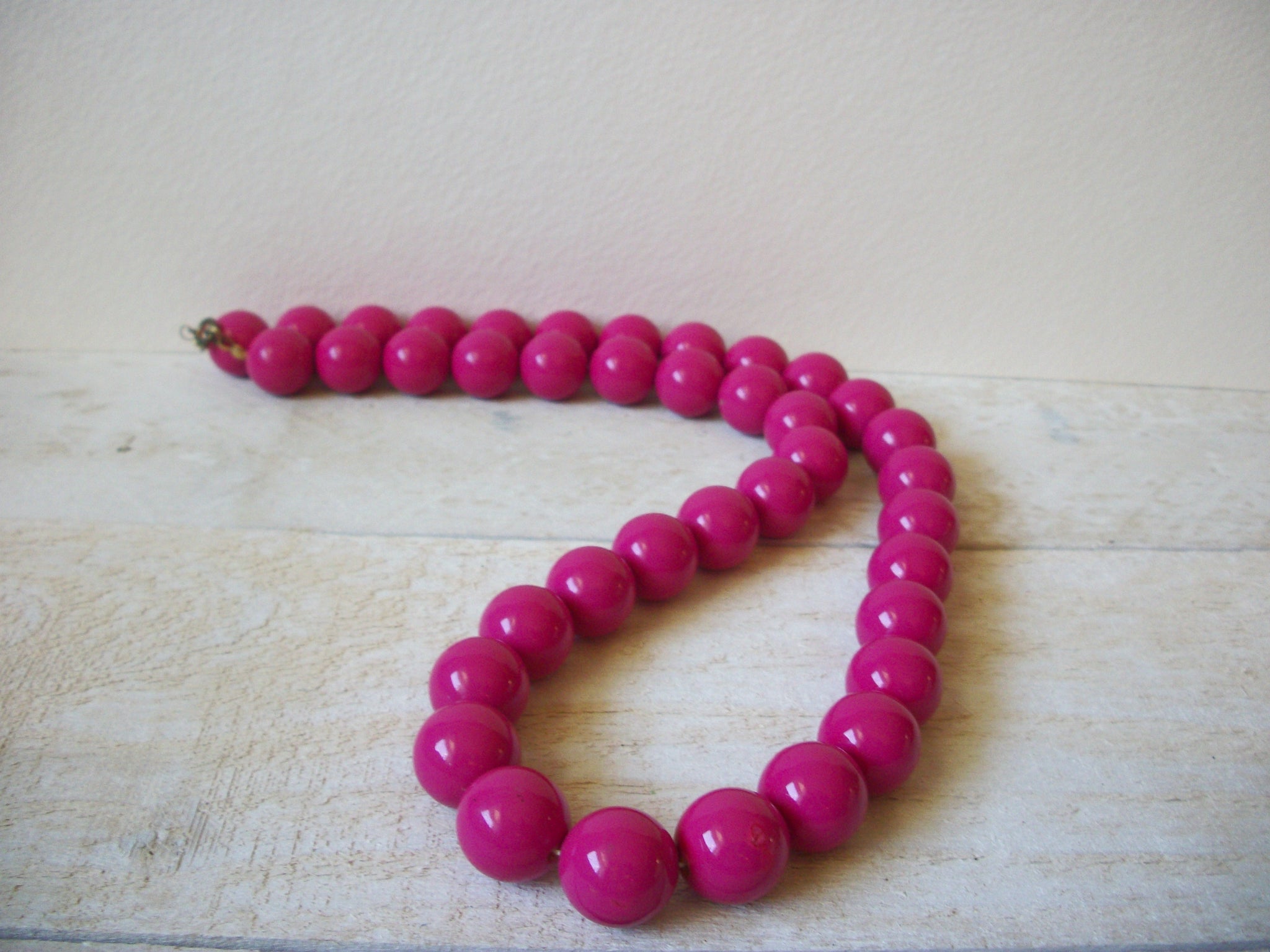 Retro 1980s Bright Pink Necklace 61320
