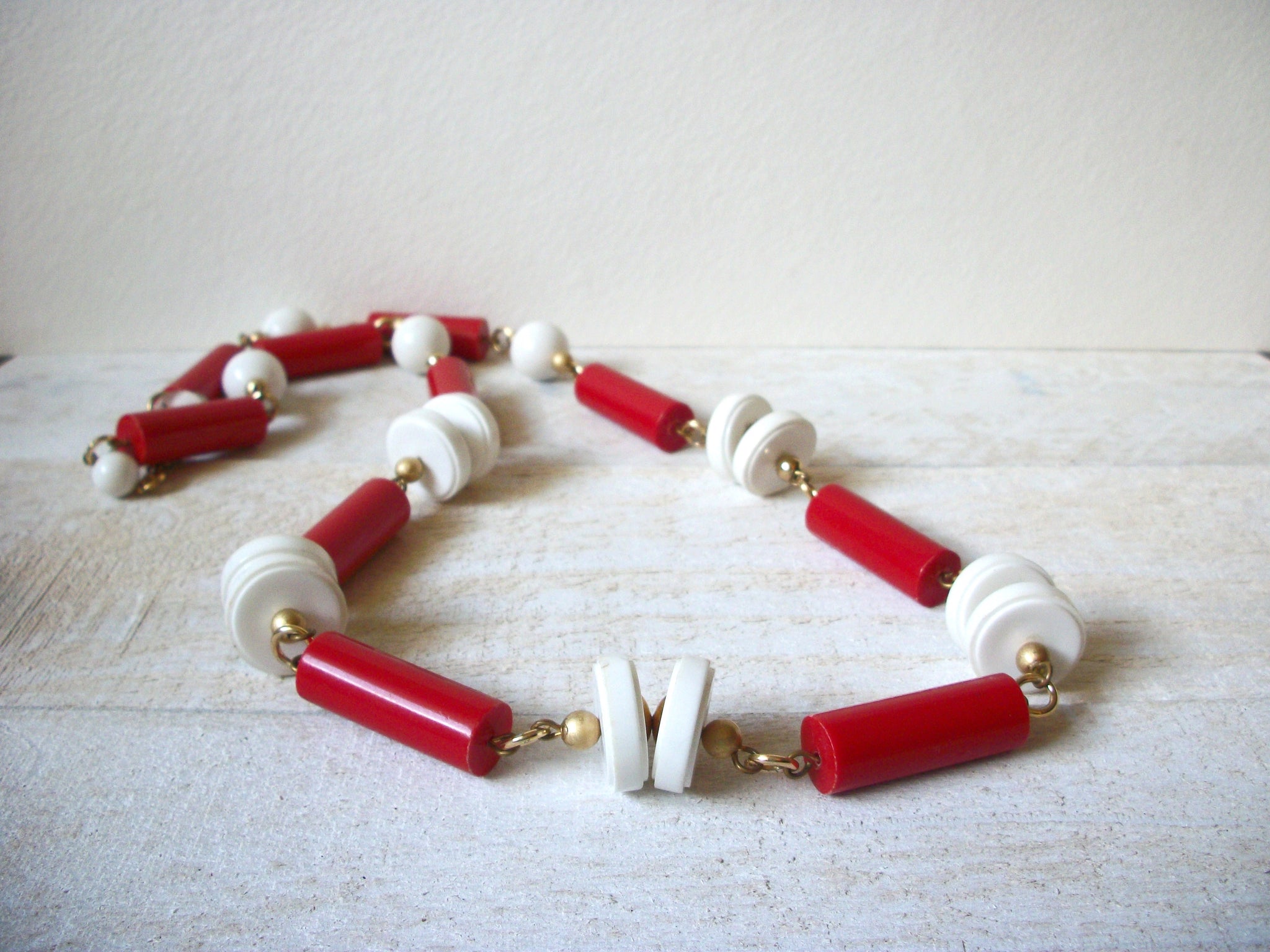 Retro 1970s Red White Necklace 62820