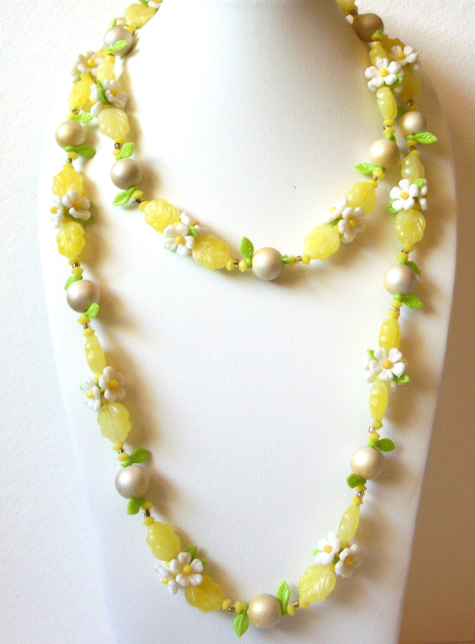 Vintage Old Plastic Flower Necklace 61020