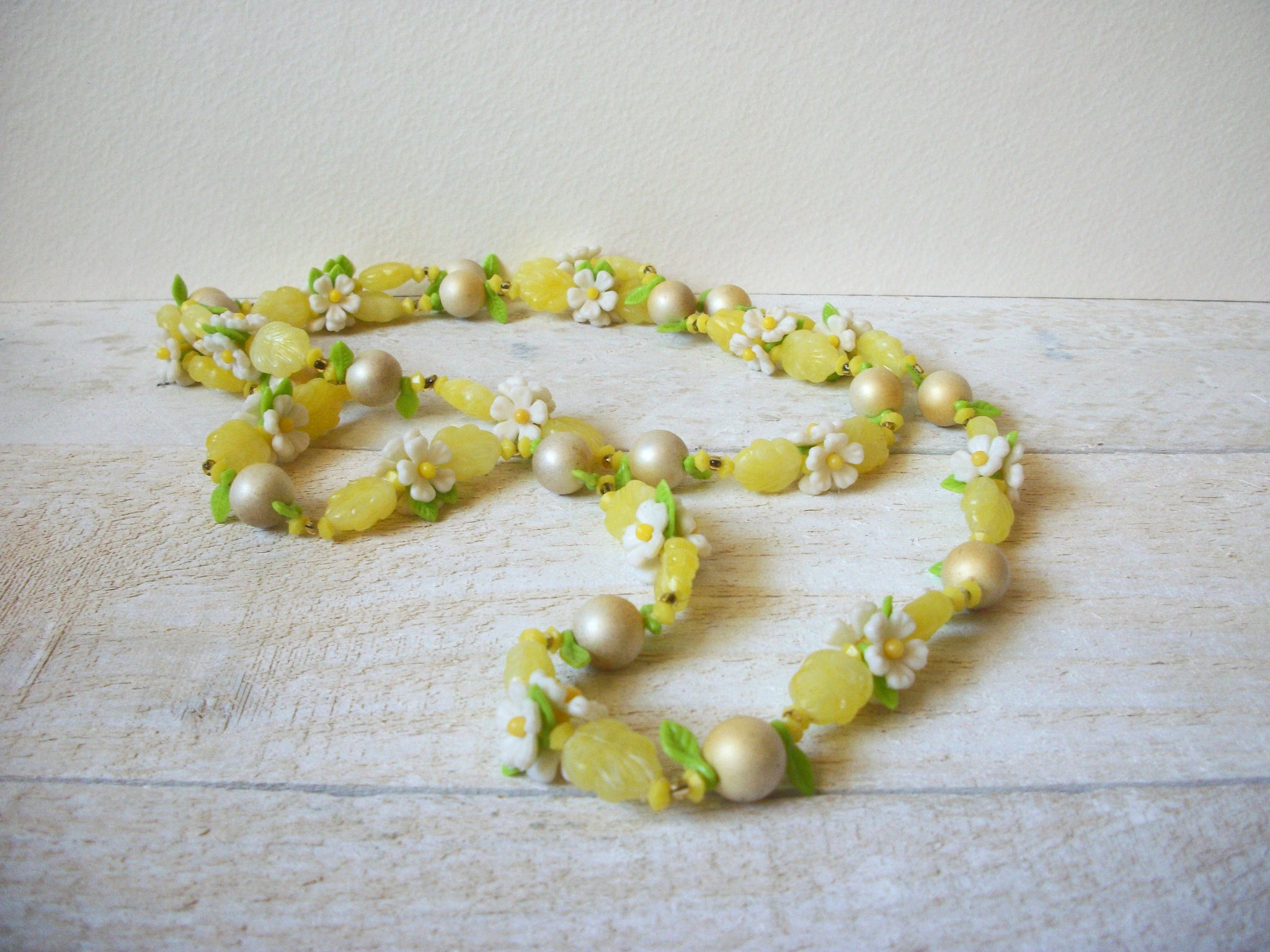 Vintage Old Plastic Flower Necklace 61020