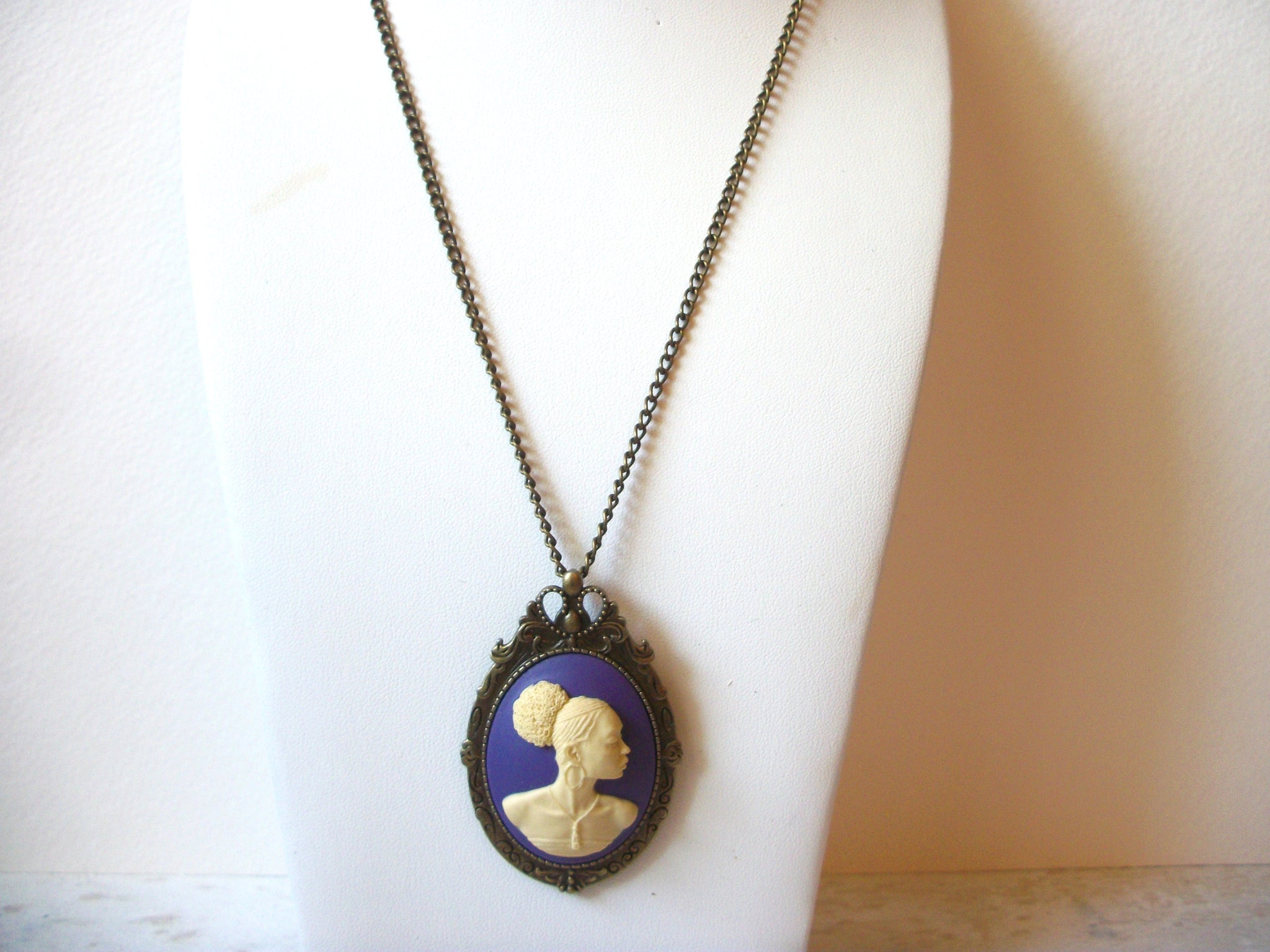 Hand Made Queen Pendant Brooch 61820