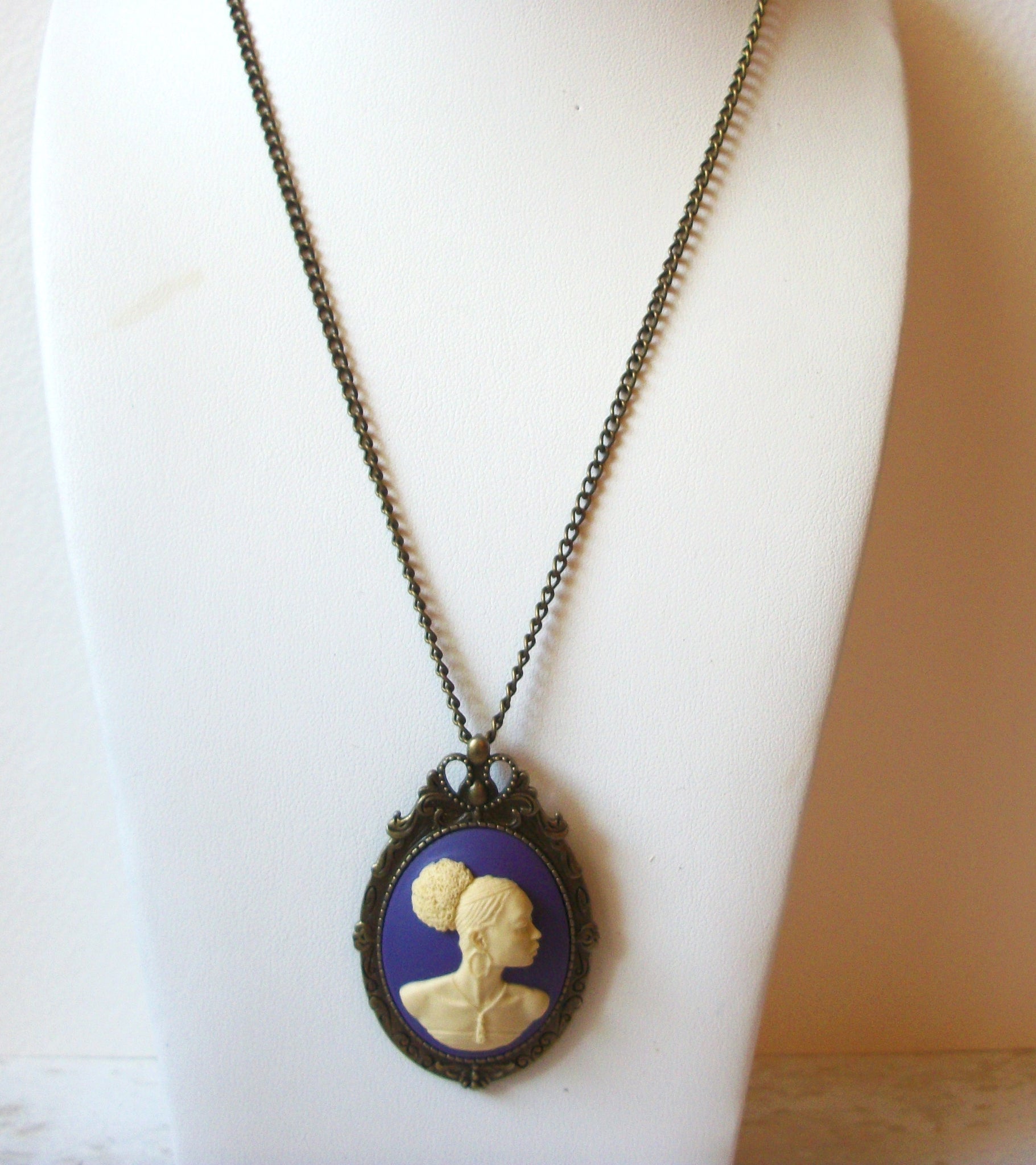 Hand Made Queen Pendant Brooch 61820